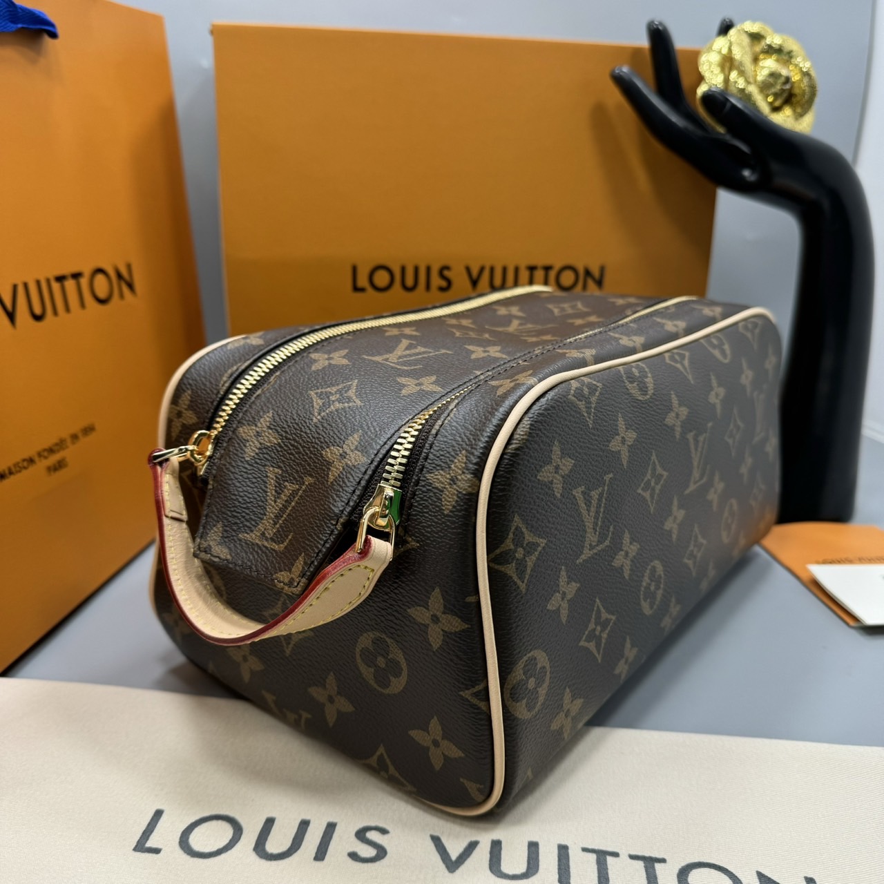 LV Clutch LV Dopp Kit Toilet Pouch Monogram / Damier Graphite Canvas กระเป๋าถือทรงพอชหรือคลัช เกรดออริ ท็อป 1:1 เกรดดีสุด แคนวาสแท้สวย ใช้งานต่างประเทศได้