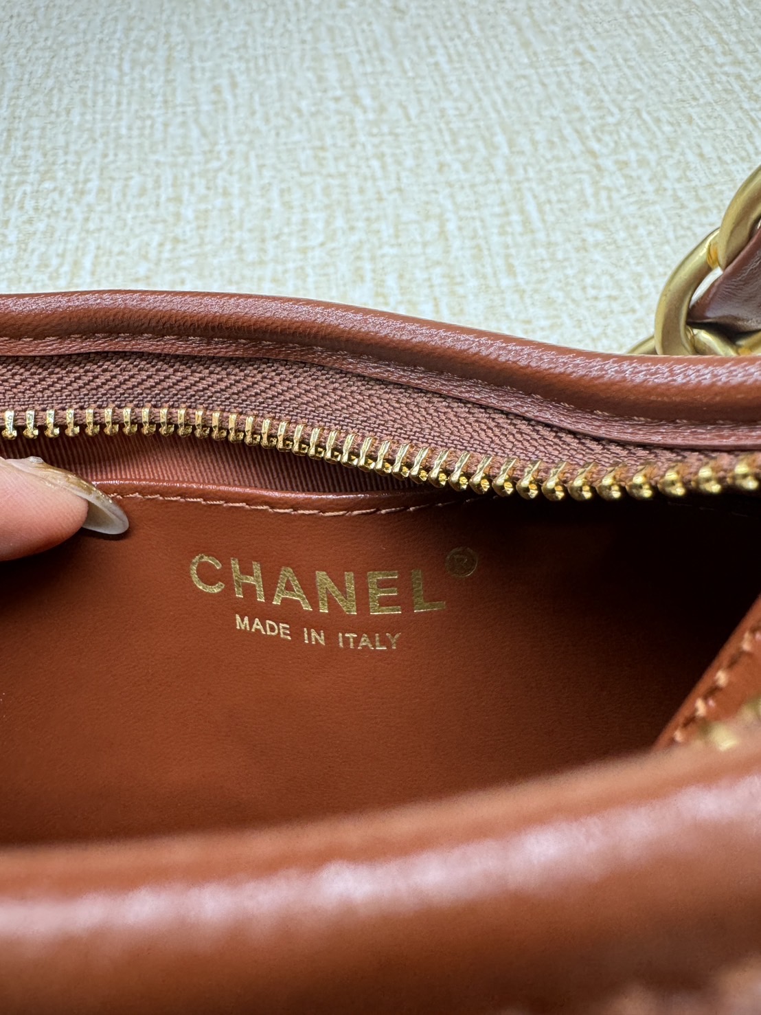 CHANEL SMALL HOBO BAG Shiny Leather & Gold-Tone Metal 20cm กระเป๋าทรงโฮโบ ดีไซส์สวยเรียบหรู เกรดออริ สลับแท้ 1:1 ใช้งานต่างประเทศได้