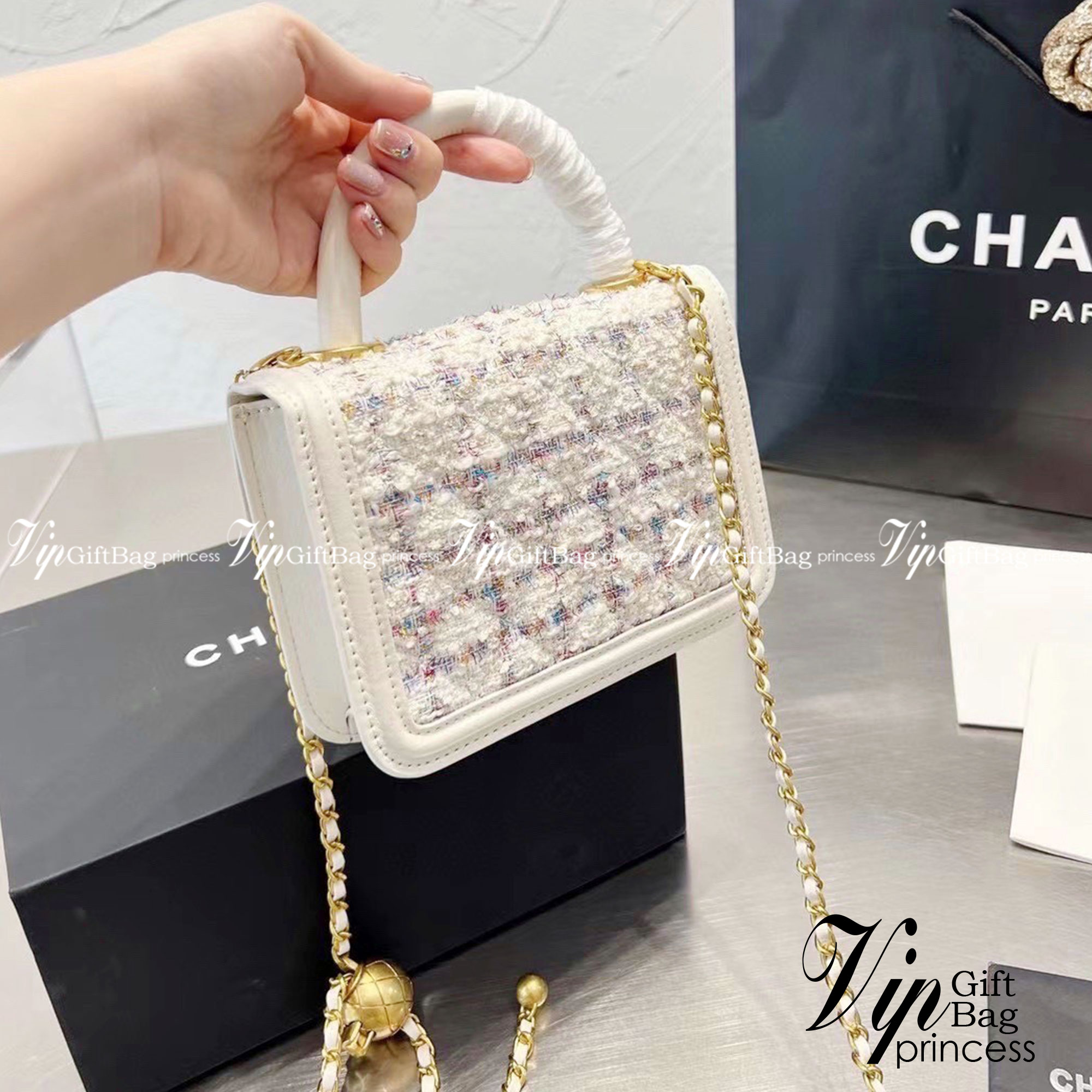 Chanel tweed mini flap bag / Chanel mini top handle กระเป๋าสะพายงานผ้าทวิตเอกลักษณ์เฉพาะของแบรนด์ งานสวยเป๊ะ มาพร้อมสายยาวถอดออกถือสวยๆเริ่ดๆ คิวท์มาก!! ดีเทลน่ารักเพียบ!!