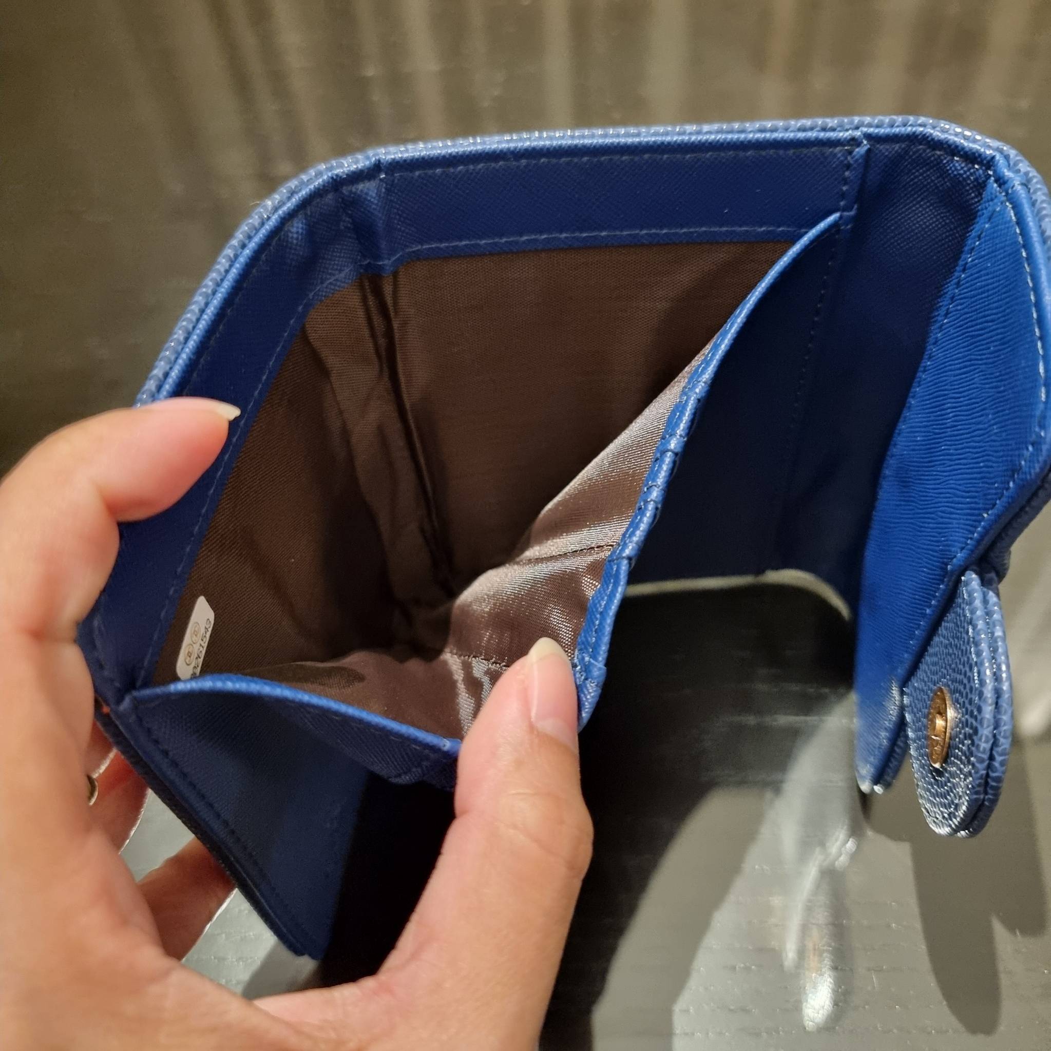 VIP 】มาแล้วจ้า!! รุ่นแนะนำ!! ฮิตติดใจสาวๆ!! กระเป๋าสตางค์ใบสั้นรุ่นฝาพับ จาก Chanel premium for gift เรียบหรู ดูไฮน์ วัสดุหนังสังเคราะห์ลายคาร์เวีย ด้านในเป็นหนังซาฟเฟียโน่ เปิด-ปิดด้วยกระดุมแม่เหล็ก ภายในกระเป๋ามีช่องใส่บัตร ใส่ธนบัตรได้ ดีไซน์เรียบหรูตา