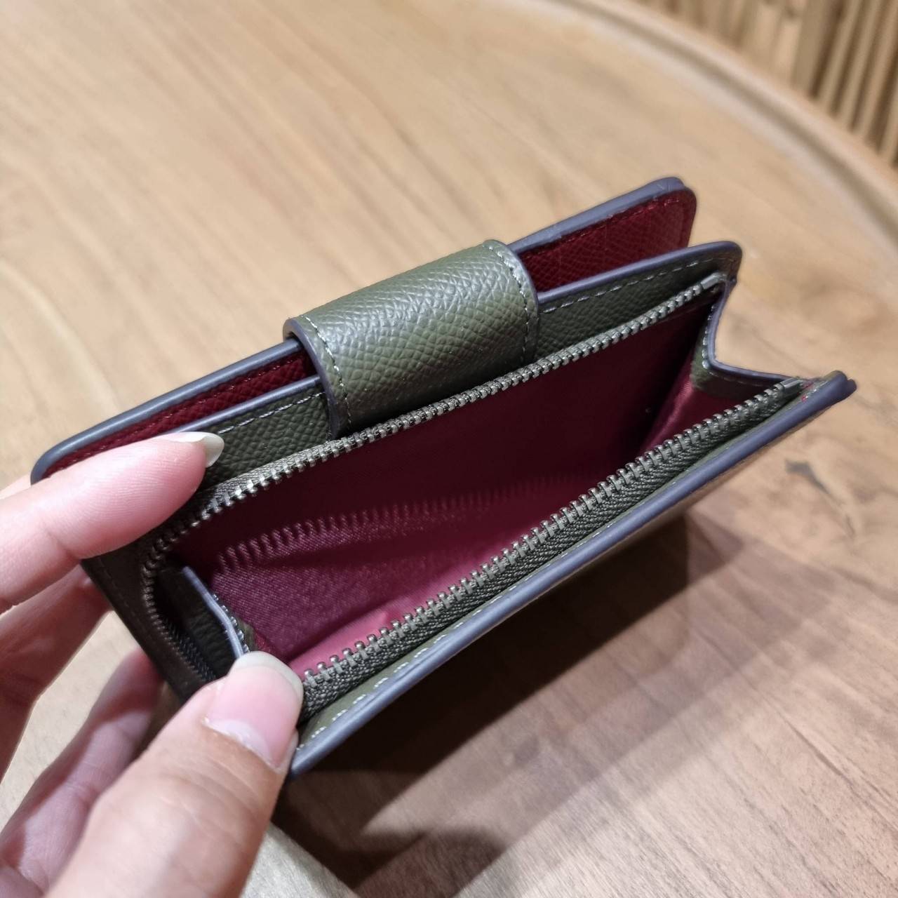 COACH 6390 MEDIUM CORNER ZIP WALLET เดอะเบสท์รุ่นที่สาวๆตามหา!! ดีไซน์ใหม่ สวยสะกด!! กระเป๋าสตางค์ใบกลาง สีคลาสสิค เรียบแต่แฝงความหรู บอกเลยว่ามันละมุนมาก!! ด้วยวัสดุหนัง crossgrain ที่ดูแลรักษาง่าย และยังดูผู้ดี ถือใช้แล้วขับผิวทุกสี ภายในมีช่องใส่บัตรแล