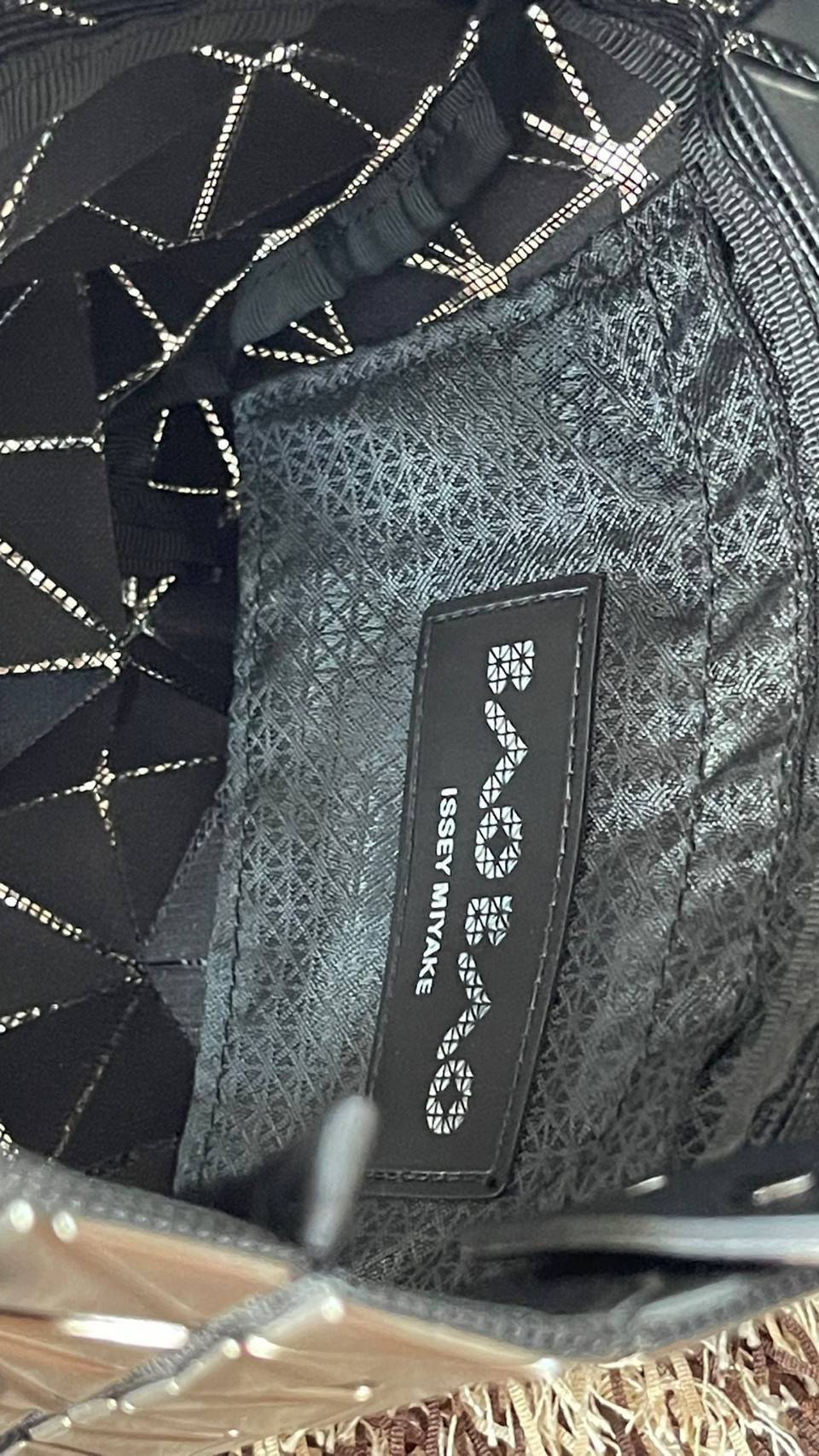 BAO BAO ISSEY MIYAKE PLATINUM COFFRET สะท้อนแสงเพื่อสร้างสินค้าระดับพรีเมียมที่ให้ความเงางามที่เหนือกว่า เพิ่มความหรูหราและโดดเด่นให้กับ เพราะมีความแวววาวและเป็นประกาย