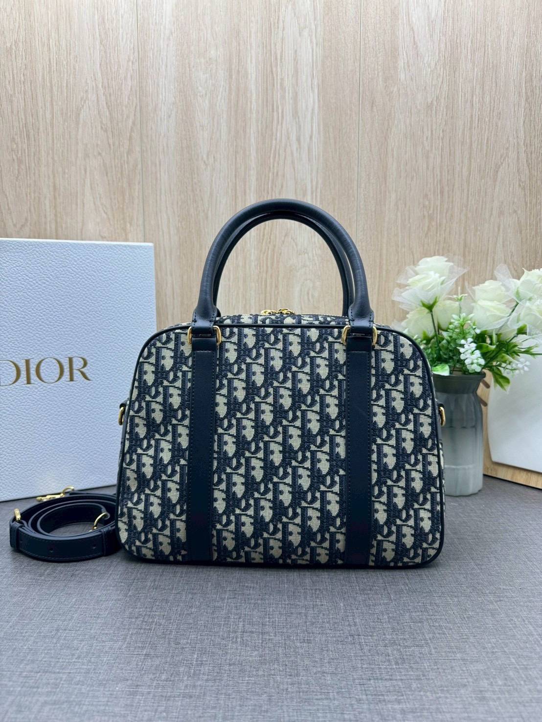 ORI หนังแท้ | DIOR Large D-Vibe Bowling Bag กระเป๋าทรงหมอนดีไซน์โบว์ลิ่งใบใหญ่ ทันสมัยใช้งานง่ายจุของได้เยอะ สวยสง่างามเป็นเอกลักษณ์