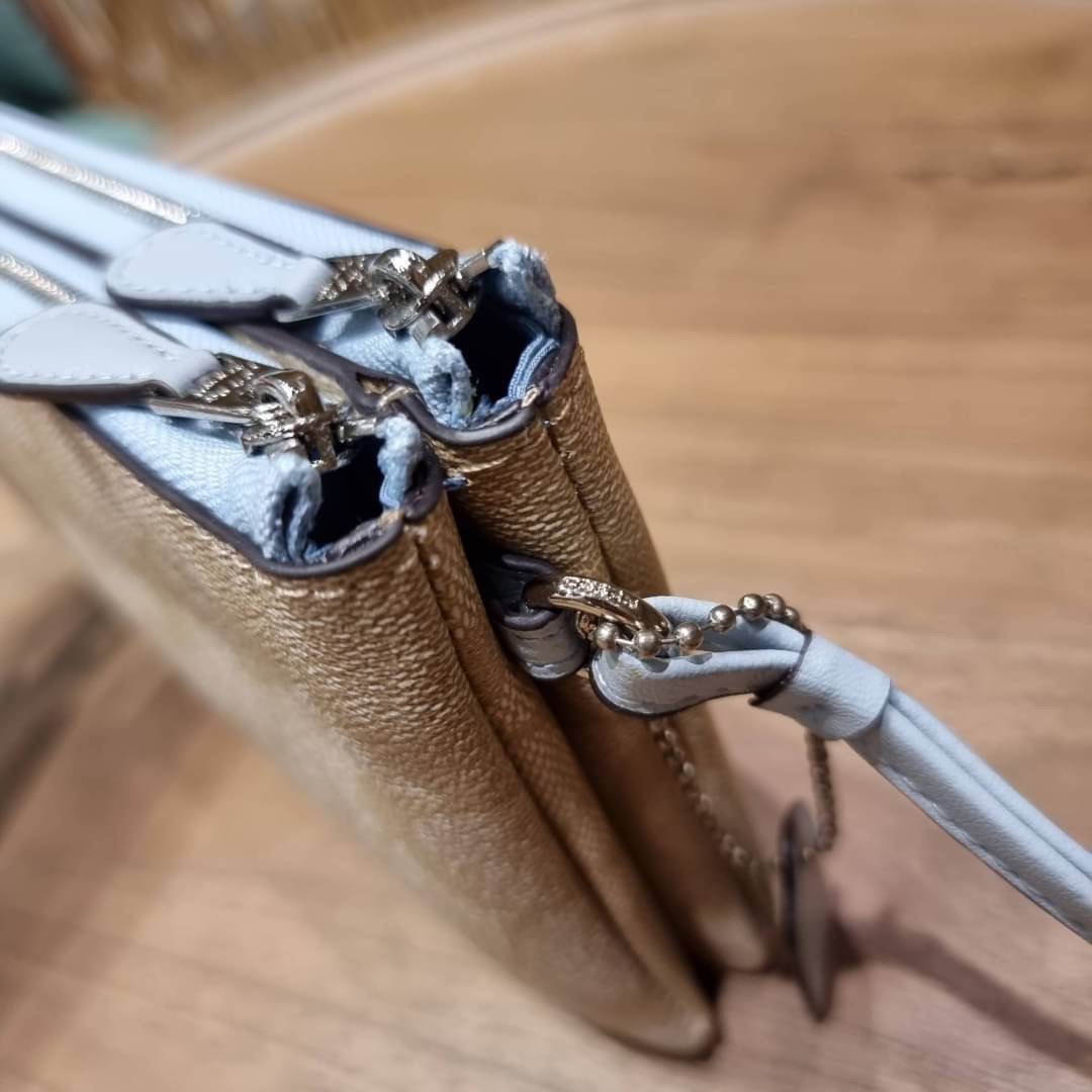 COACH F54057 DOUBLE ZIP WALLET IN SIGNATURE กระเป๋าคล้องมือ size L ใบนี้ใส่มือถือได้ทุกรุ่น ขนาดกำลังดี พกพาสะดวกมากๆ วัสดุหนังสังเคราะห์ ภายในเป็นผ้าสีสวยคม ใส่ธนบัตร ใส่บัตรได้เยอะ ใส่มือถือได้สบายๆทุกรุ่น ตอบโจทย์สาวๆที่ไม่ชอบพกเยอะวุ่นวายจ้า ใบนี้เอาอ