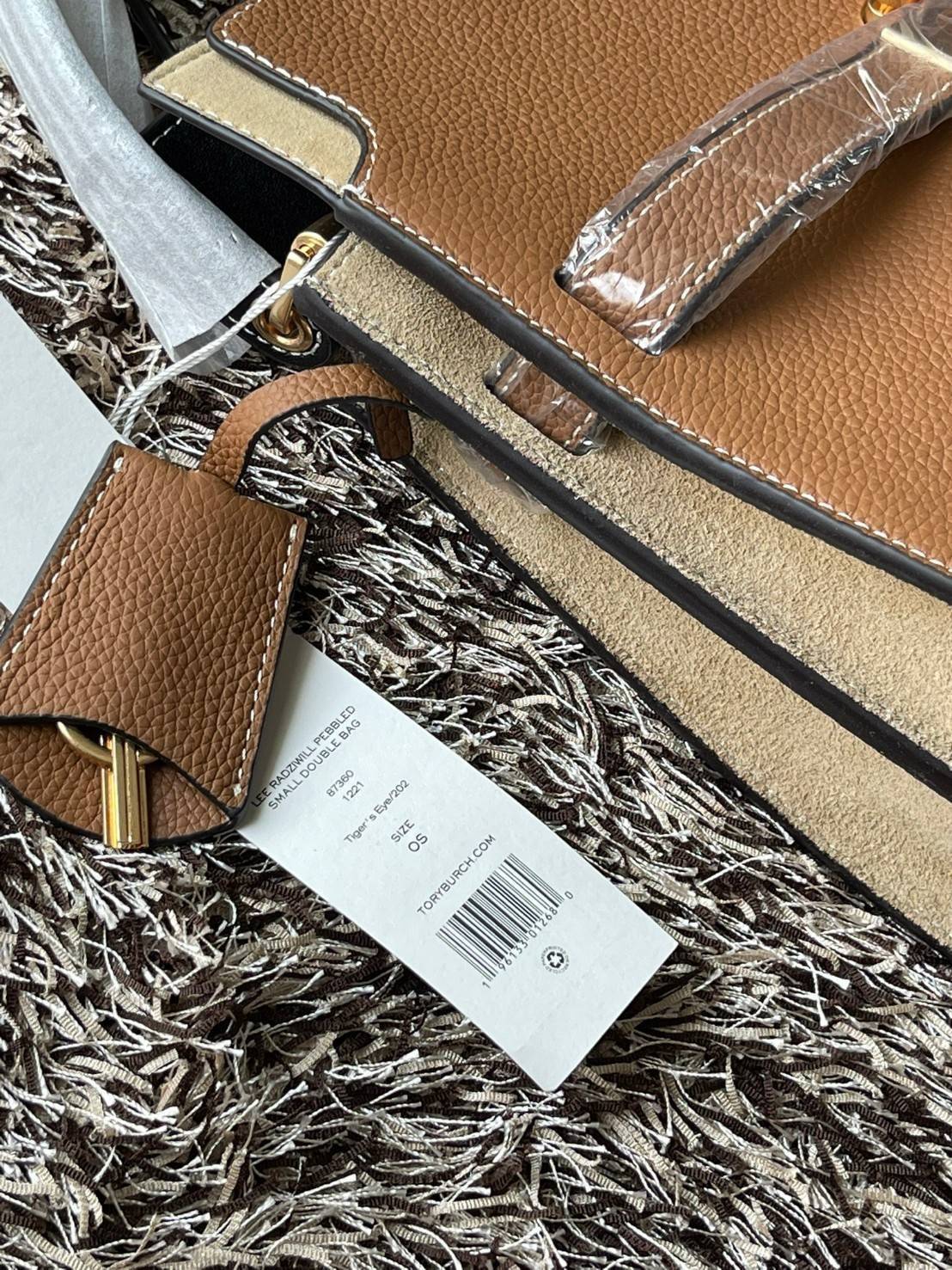 Tory burch lee radziwill pebbled small double bag กระเป๋า Lee Radziwill Double Bag สุดหรู ที่คำนึงถึงการเลเยอร์หนังและหนังกลับอย่างประณีตลงไปในงานดีไซน์ สามารถปรับปากกระเป๋าได้ 3 แบบตามต้องการ พร้อมนำเอาความเป็น American Luxury มาตีความใหม่ผ่านแง่มุมของคว