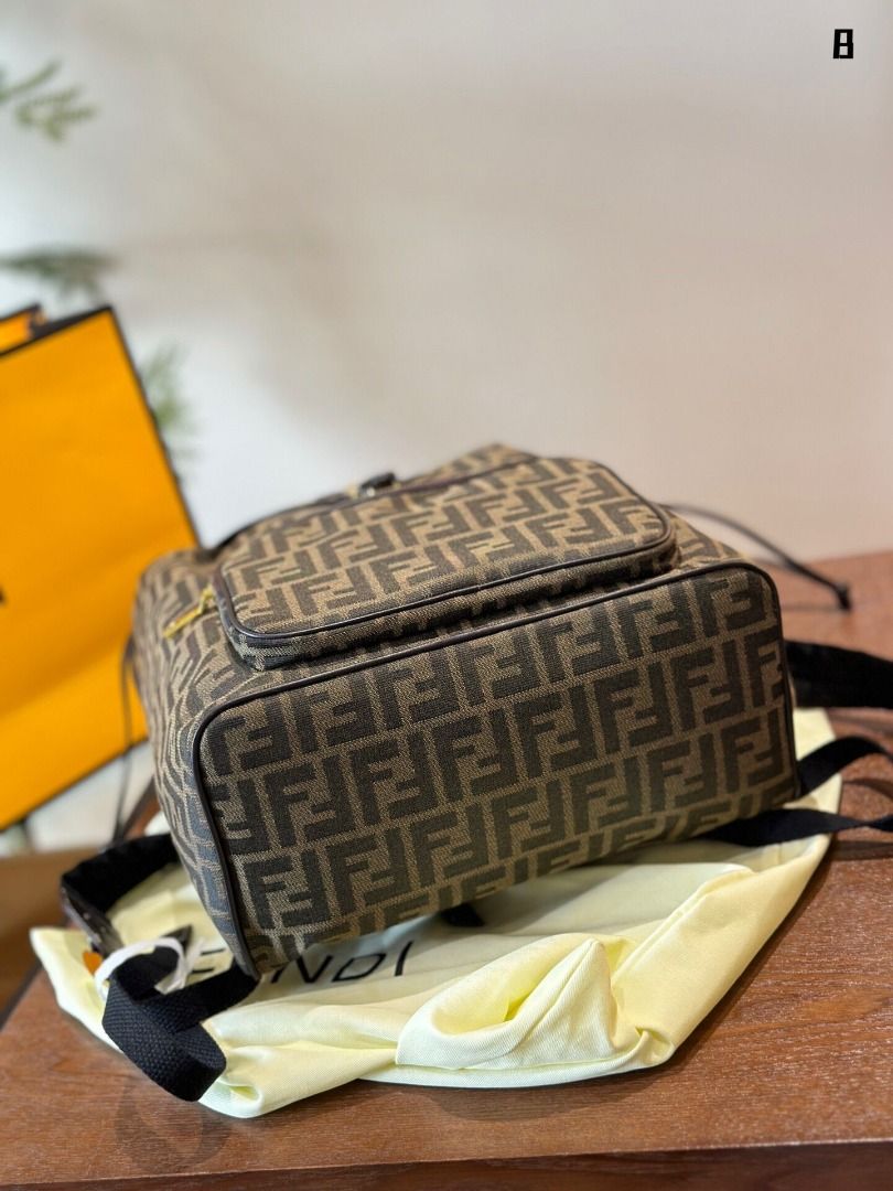 FENDI Zucca Monogram Backpack กระเป๋าเป้ FF ใบใหญ่จุของได้เยอะ นานๆจะมีมาในรูปแบบเป้ให้ครอบครองกันค่า! วันไหนๆ ในไทยหรือ ตปท.ใบเดียวจบ!! สินค้าแนะนำนาทีทองนี้ สามารถใข้ได้ทุกๆวัน ไม่ว่าจะในไทยหรือไป ตปท. ใบนี้เอาอยู่เลยค่า!!