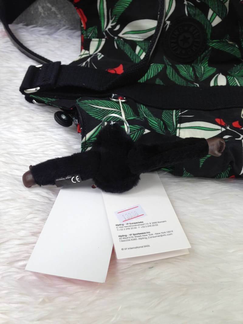 Kipling รุ่น Cicele กระเป๋าสะพายไหล่ใบใหญ่ สวยน่ารัก ตัวกระเป๋าด้านในเป็นช่องโล่งแบบปิดเปิดด้วยซิป มีช่องซิปด้านใน ด้านข้างกระเป๋า มี 2 ช่อง ปิดเปิด ด้วยเทป พร้อมที่ใส่โทรศัพท์ ปากกา และ MP 3 ในส่วนด้านใน และ ด้านข้างกระเป๋า ซ้าย-ขวา เป็นช่องขนาดเล็กสำหรั