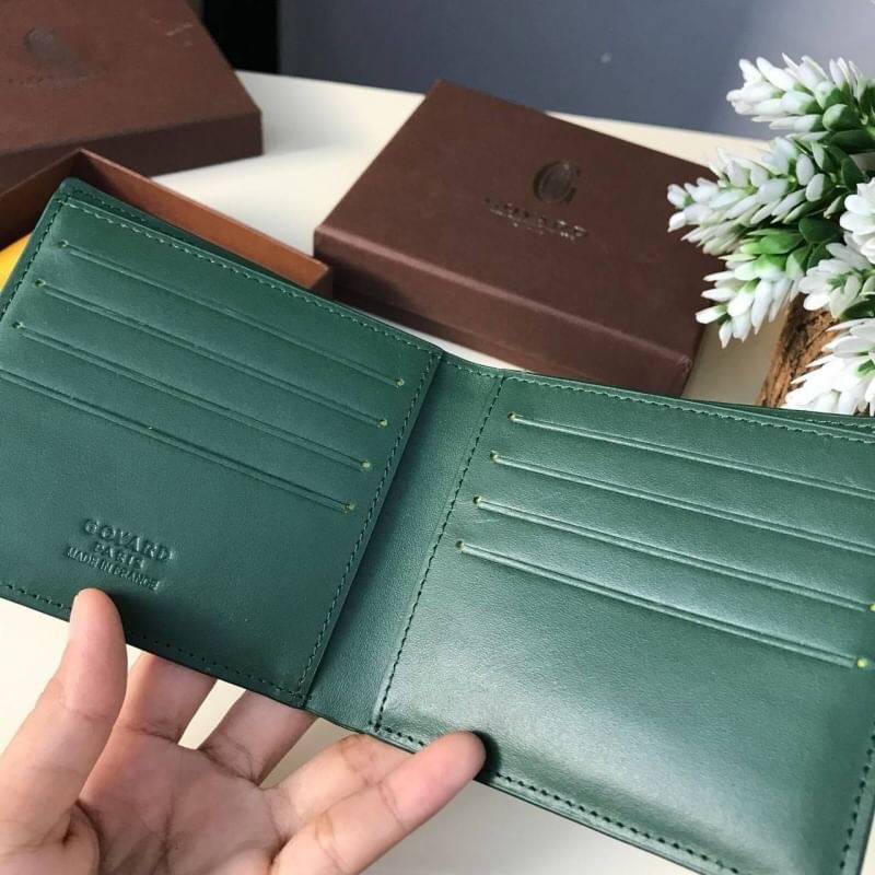 VIP GIFT 】GOYARD Victoire Bifold Wallet กระเป๋าสตางค์ผู้ชายใบสั้น พร้อมส่ง 6 สี พร้อมกล่องสวยหรูน่าใช้มากค่ะ อีกรุ่นที่ยอดขายไม่เคยตก 🤑🤑 ใบจริงดูผู้ดี ดูแพง!! ภายในมีช่องใส่บัตรได้เยอะ ใส่ธนบัตรได้ทุกใบ ห้ามพลาดจร้าา!! ((รุ่นเดินด้ายโทนสีเ