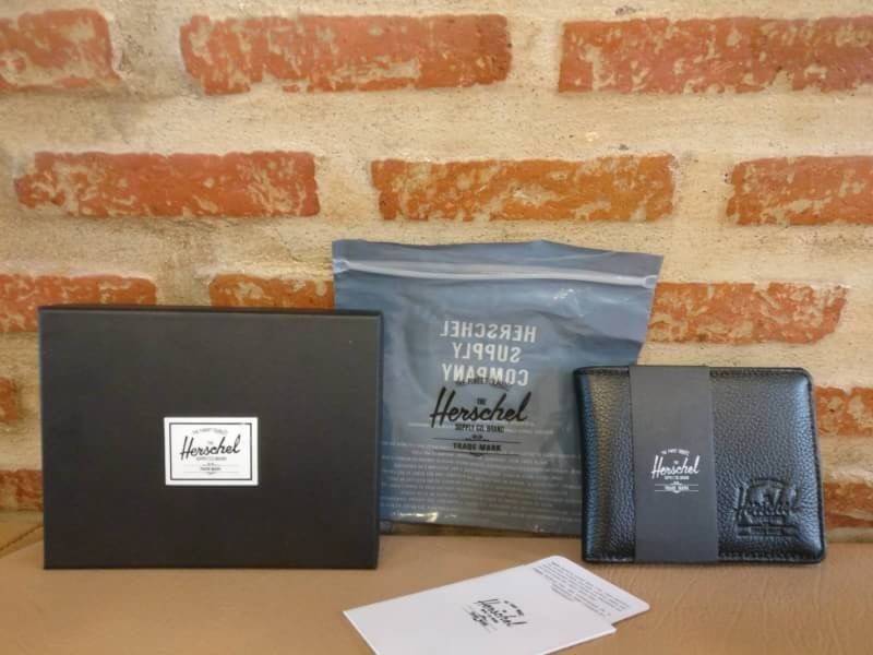 Herschel Wallet กระเป๋าสตางค์จากแบรนด์ Herschel แบรนด์ที่ดังสุดๆจากแคนาดามาแล้วค่ะ ต้องขอบอกเลยว่าพิเศษสุดๆไม่ได้มาบ่อยนะคะ กระเป๋าสตางค์วัสดุหนังทนทานสุดๆ เหมาะสำหรับทุกวัยเลยค่ะ ตัวกระเป๋าด้านหน้าปั๊มชื่อแบรนด์ ด้านในมีช่องใส่บัตร 4 ช่อง และช่องใส่ธนบัต