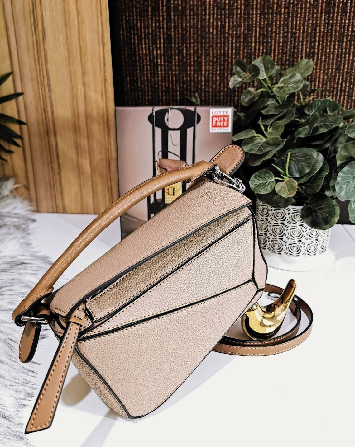 พรีเมี่ยมกิ๊ฟแท้ 100% 】LOEWE CROSSBODY BAG VIP GIFT WITH PURCHASE (GWP) กระเป๋าถือหรือสะพาย Limited Edition จาก LOEWE PERFUME DUTYFREE COUNTER วัสดุ Leather Calfskin หนังแท้สวยอยู่ทรง ขนาดมินิกำลังดี น้ำหนักเบา เปิดปิดด้วยซิป ภายในโล่งกว้างสามารถใส่มือถือ