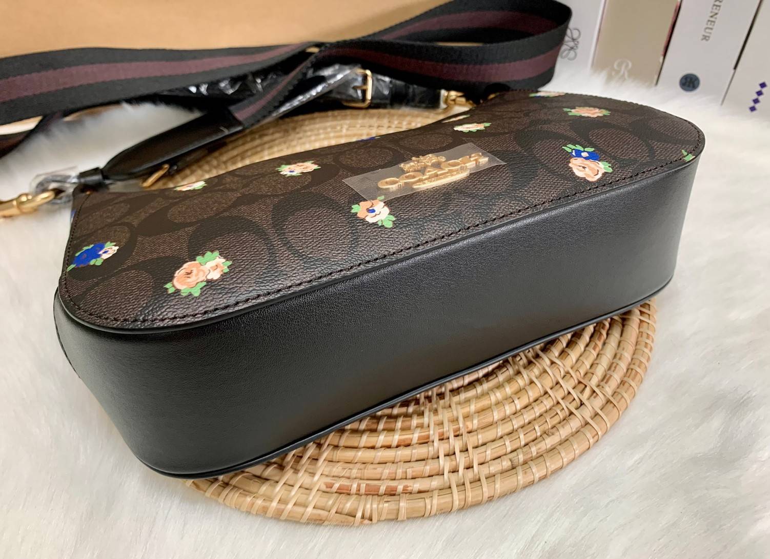 NEW ARRIVAL! นาทีนี้ต้องมีแล้วค่ะ ต้อนรับหน้าหนาวกันน! COACH JES BAGUETTE IN SIGNATURE CANVAS WITH COACH RADIAL RAINBOW ((C6817)) พร้อมส่งที่ไทย สิคค้าเข้าใหม่ค่ะ! กระเป๋าสะพายครอสบอดี้ร์ หนังแท้ น้ำหนักเบา เปิดปิดกระเป๋าแบบซิป ภายในสามารถใส่กระเป๋าเงินใบ