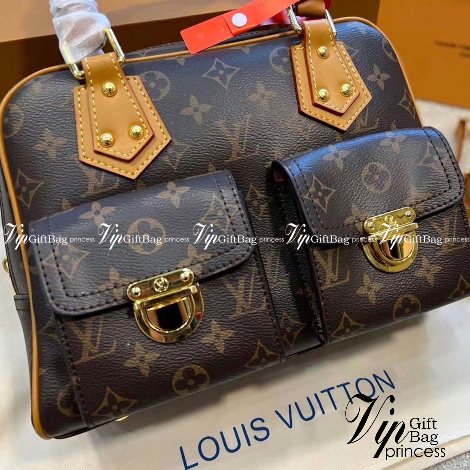 LV Manhattan Pm Monogram Handbag กระเป๋าถือทรงผู้ดี คลาสสิค สวยหรู ไซส์กำลังสวย ดีไซน์ตกแต่งกระเป๋าเล็กด้านหน้า ใส่ของจุกจิกได้ วัสดุหนังแคนวาส ภายในโล่งกว้างมาก มีช่องซิปและช่องย่อย มาพร้อมสายสะพายครอสบอดี้