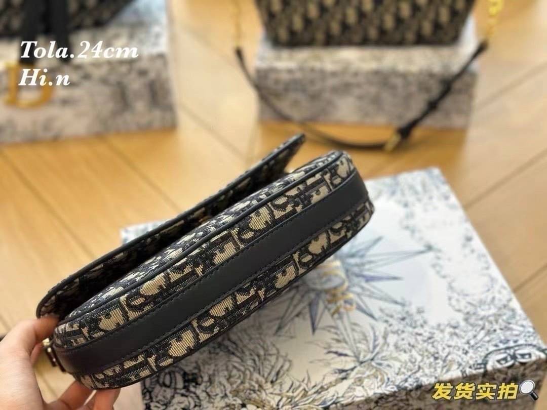 DIOR Small CD Besace Bag กระเป๋าสะพายทรงสวย ดีไซน์โลโก้โดดเด่นและหรูหรา ผ้าแจ็กการ์ดสวยเด่นเป็นเอกลักษณ์ ดีเทลดูดีมีกิมมิคในตัว สะพายทำงาน ไปเที่ยว ไปเดท ได้ทุกโมเมนต์ เป็นไอเท็มที่ควรมีไว้ติดบ้านอีกใบเลยน้า