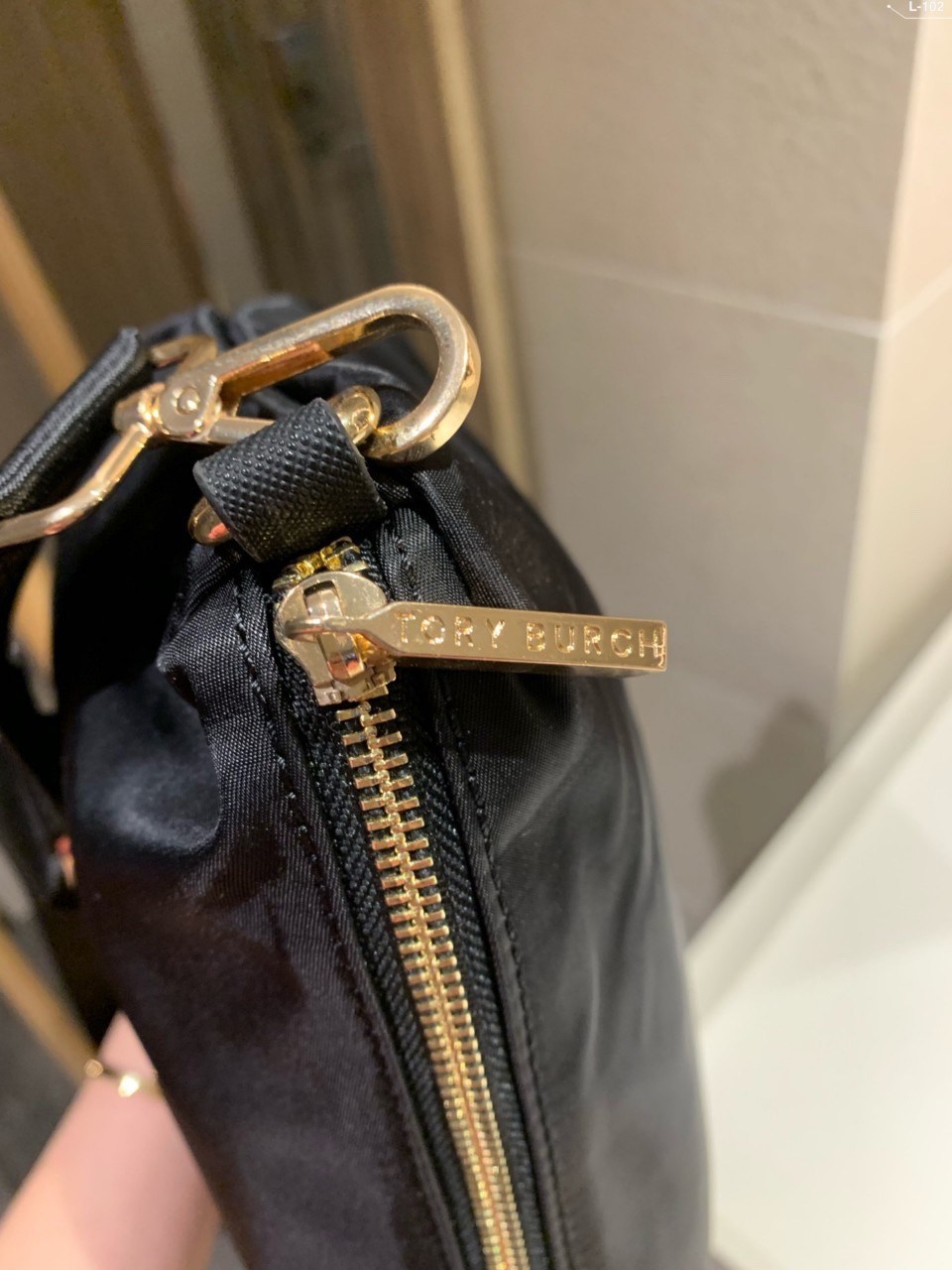 ของแท้ 💯% TORY BURCH ELLA TOTE BAG กระเป๋าทรง SHOPPING วัสดุ NYLON ทั้งใบตัดด้วยหนัง SAFFIANO ดำ แต่งโลโก้แบรนด์ด้านหน้า ด้านในเปิดปิดด้วยกระดุมแม่เหล็ก