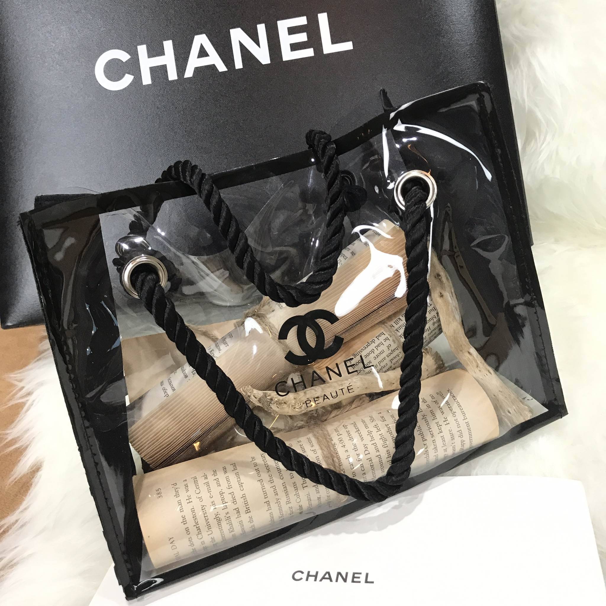 ห้ามพลาด! ไอเท็มหายาก..น่าใช้น่าสะสม! Must Have! New Chanel VIP Beaute Clear Transparent Cosmetic Bag & Chanel Cosmetic Hard Case Square With Zip พรีเมี่ยมกิ้ฟ Limited Edition จากผลิตภัณฑ์ Chanel Lelift ของแท้นำเข้าจากเคาเตอร์ต่างประเทศ ราคาสุดคุ้ม สาวก C