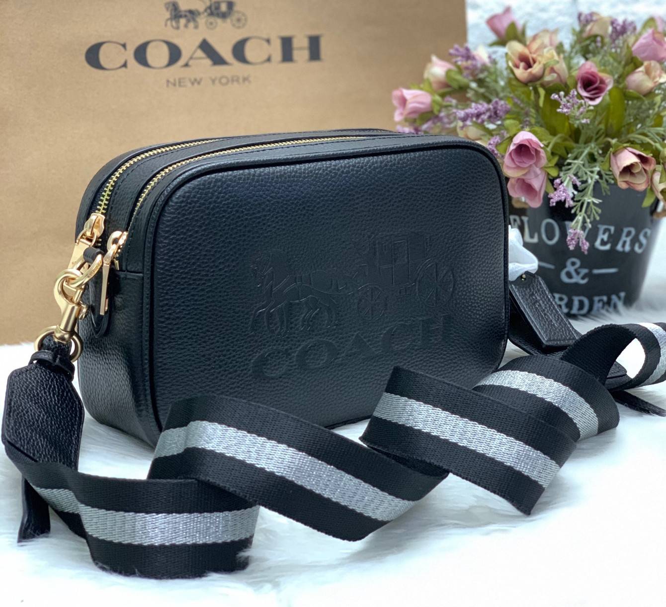 Coach Leather Jes Crossbody in Colorblock ((72704)) กระเป๋าสะพายข้าง//ครอสบอดี้ร์ วัสดุหนังแท้ หนังนิ่มสวยงาม มากๆค่ะ ด้านหน้ามีโลโก้แบรนด์เด่นชัดสะดุดตา ช่องหลักแบ่งเป็น2ซิป แต่ละช่องกว้าง ใส่กระเป๋าเงินใบยาวได้ ของอื่นๆได้จุค่ะ มีช่องเล็กให้ใส่ของจุกจิก