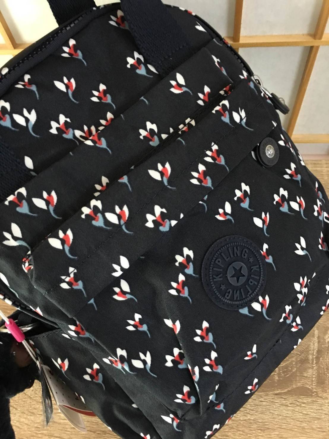 Kipling Mini Backpack K12688 กระเป๋าขนาดมินิ ใช้งานได้ถึง 3 แบบ ปรับเป็นเป้สะพายหลัง สะพายข้าง และมีหูหิ้ว ลวดลายสวยน่ารัก มีช่องเก็บหลายช่องแยกเก็บของจุกจิก ด้านข้างมีช่องโล่งไว้ใส่ขวดน้ำหรือของที่ต้องหยิบใช้บ่อยครั้ง สะพายได้กับสาวทุกลุคเลยค่ะ ไม่ควรพลา