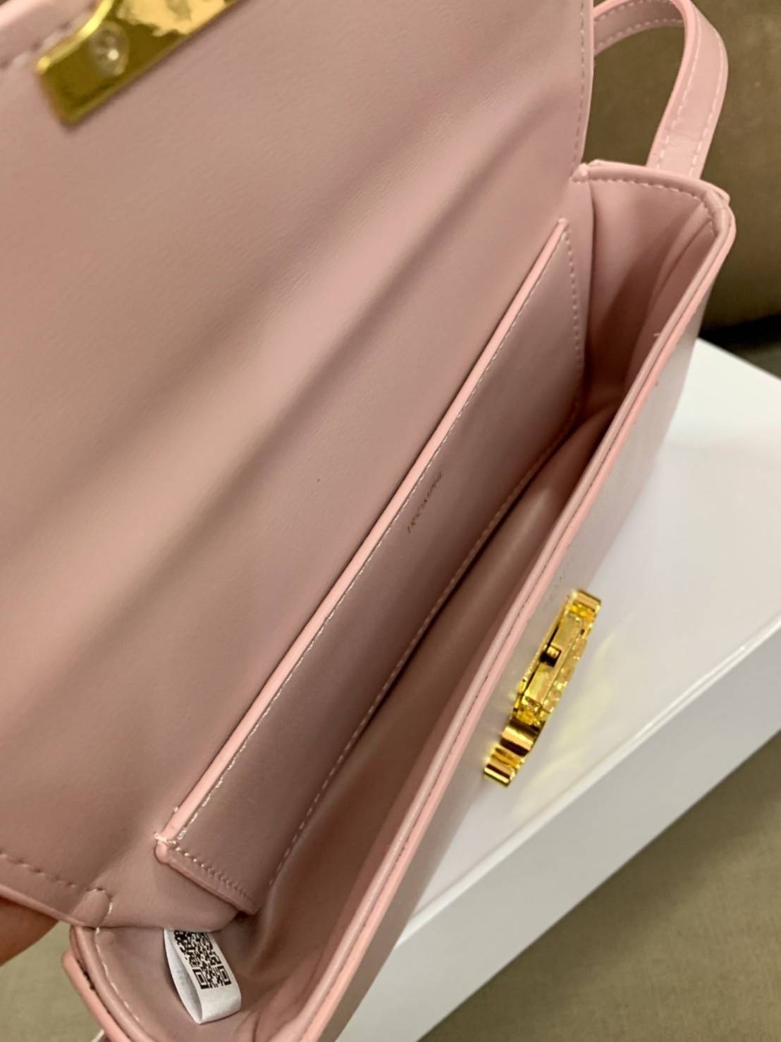 CELINE TRIOMPHE SHOULDER BAG VIP GIFT WITH PURCHASE-GWP พรีเมี่ยมกิ๊ฟ Limited Edition จาก CELINE PERFUME DUTY FREE COUNTER วัสดุหนังแกะสังเคราะห์เรียบ ดีไซน์ยอดนิยมสไตล์สาว LISA ทรงเหลี่ยมสวยหรูอยู่ทรง