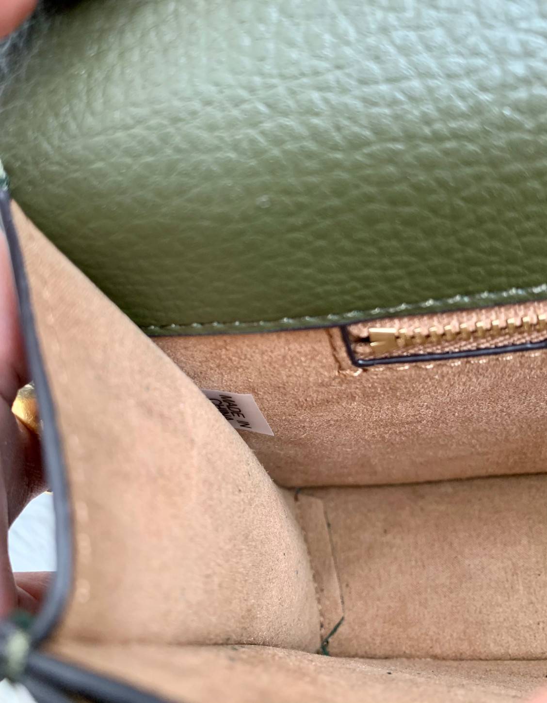 สวยจริงไม่จกตาจ้าา😘 TORY BURCH MILLER SHOULDER BAG BRAIDED STRAP LARGE ((81668)) พร้อมส่งที่ไทย! กระเป๋าหิ้วและสะพายไหล่ได้ในตัว หนังแท้ลายหนังสวยมากๆค่ะ ด้านหน้ามีอะไหล่โลโกแบรนด์ หรู สะพุดตาทีเดียว เปิดปิดกระเป๋าแบบฝาปิด ภายในมีช่องหลักใส่ของ2ช่