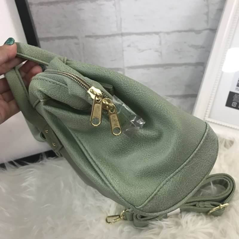 มาใหม่ชนช็อป Anello Boston Bag PU 2 way รุ่นสุดฮิตแห่งปี Anello Boston Bag ใหม่ล่าสุด รุ่น PU หนังนิ่มสวย ทรงนี้ฮิตอยู่แล้ว พอมีรุ่นหนังออกมา ก็ยิ่งขายดีมากๆค่ะ รูปทรงสี่เหลี่ยม ใบขนาดกลางกำลังดี มาพร้อมสายสะพายยาวที่ปรับระดับได้ free หนังสวยมากๆ น้ำหนักเ