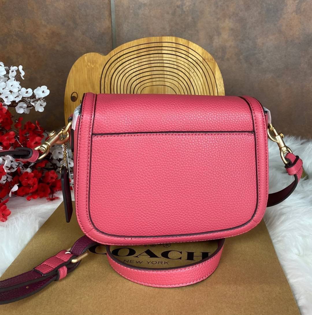 OUTLET 】COACH SADDLE BAG WITH HORSE AND CARRIAGE (COACH C4058) หนังกรวดละเอียดภายในกระเป๋ามัลติฟังก์ชั่น กระดุมแม่เหล็ก ซับในผ้านอกกระเป๋าเปิด สายสะพายถอดได้ สายสะพายยาว 22" สำหรับสะพายไหล่หรือ crossbody