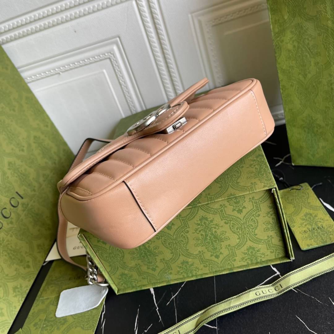 หนังแท้ GUCCI GG Marmont leather shoulder bag แบบใหม่ล่าสุด ราคานี้หนังแท้คือคุ้มมากเลยค่าสาวๆ ต้องจัดแล้วน้าา ยกระดับความหรูให้กับตัวเองกันหน่อย ด้วยกระเป๋ารุ่นนี้!! ครอสบอดี้ที่ดีไซน์หรู อัพเลเวล ในราคาที่จับต้องได้ พร้อมเสิร์ฟความสวยตรงถึงบ้านแล้วจ้า