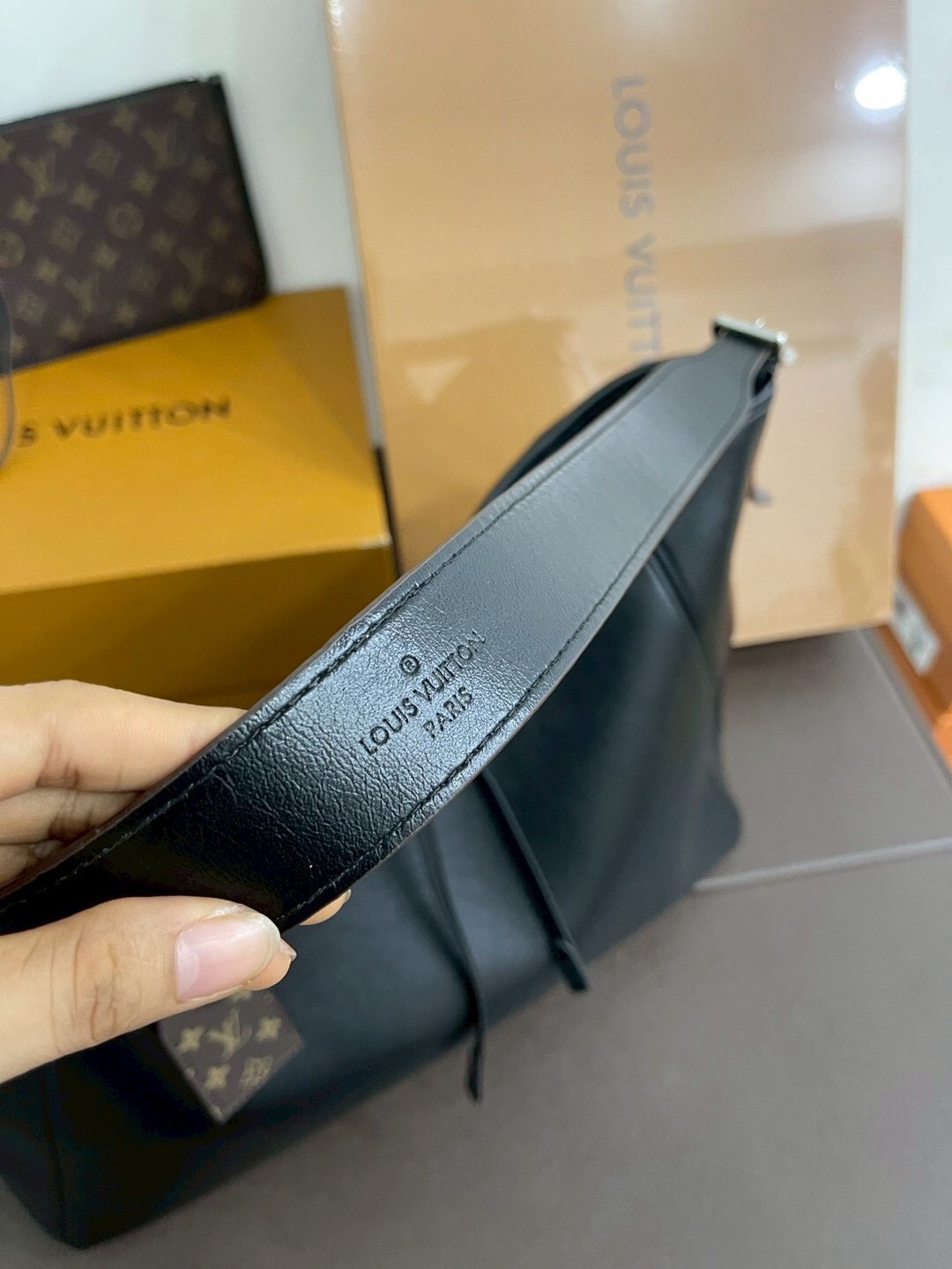 LV CarryAll Vibe MM ใหม่ล่าสุด กระเป๋าสะพายทรงโท้ทใบใหญ่ สวยหรูดีไซน์เรียบง่ายคลาสสิค ดูผู้ดี มาพร้อมใบลูกลายโมโนแกรมสุดไอคอนิก รูปทรงสวยตลอดกาล ใช้ได้กับทุกลุค ทุกโอกาส ภายในโล่งกว้างมาก ใส่ของสำคัญได้ครบแน่นอนจ้า