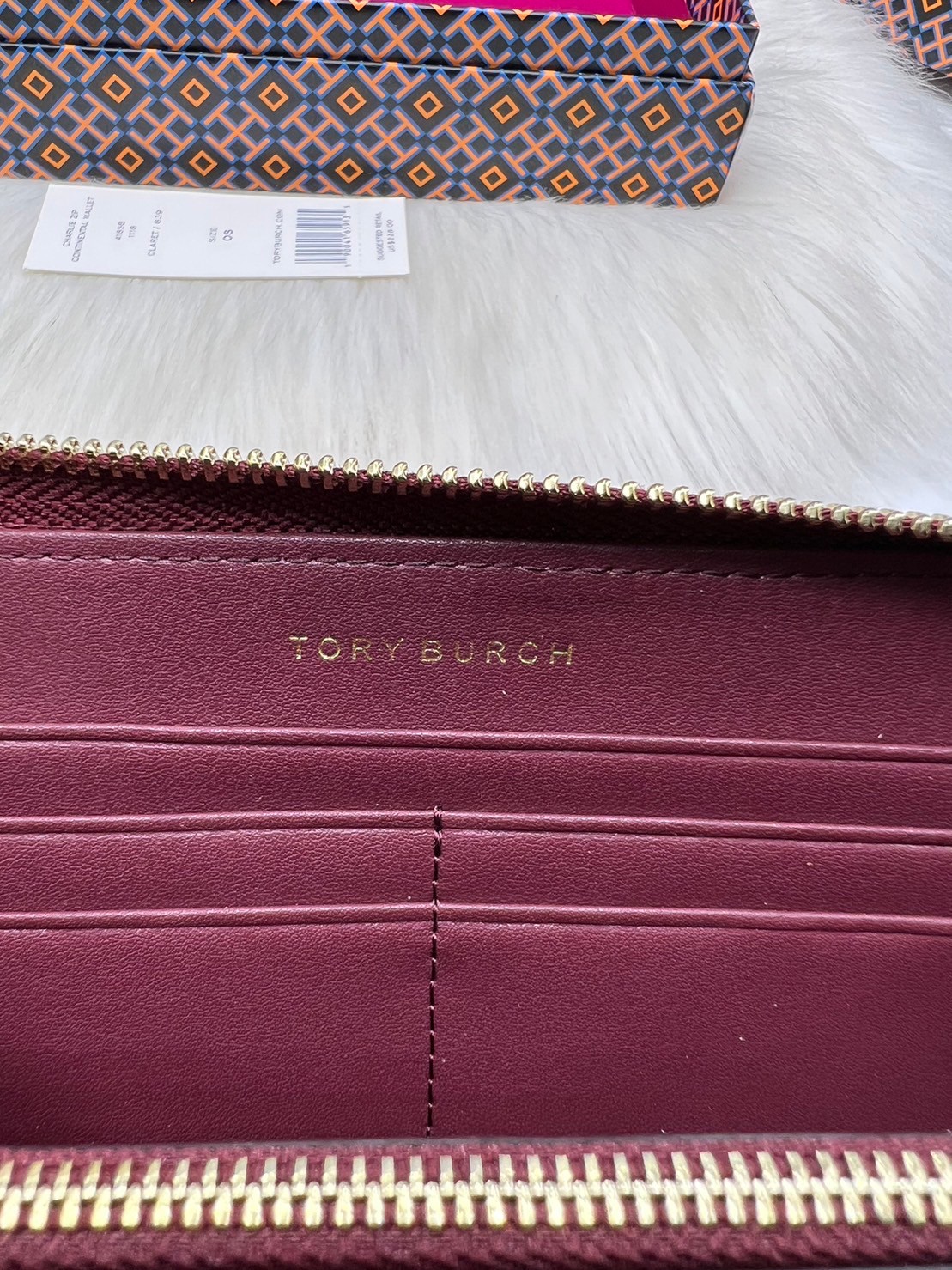 Tory Burch Charlie Zip Continental Wallet / Tory Wallet พร้อมส่ง กระเป๋าสตางค์ใบยาวสุดคลาสสิก ยังความเรียบหรูดูแพงด้วยโลโก้ด้านหน้า เป็นกระเป๋าสตางค์ทรงยาว ที่สามารถใส่บัตรได้หลายใบ