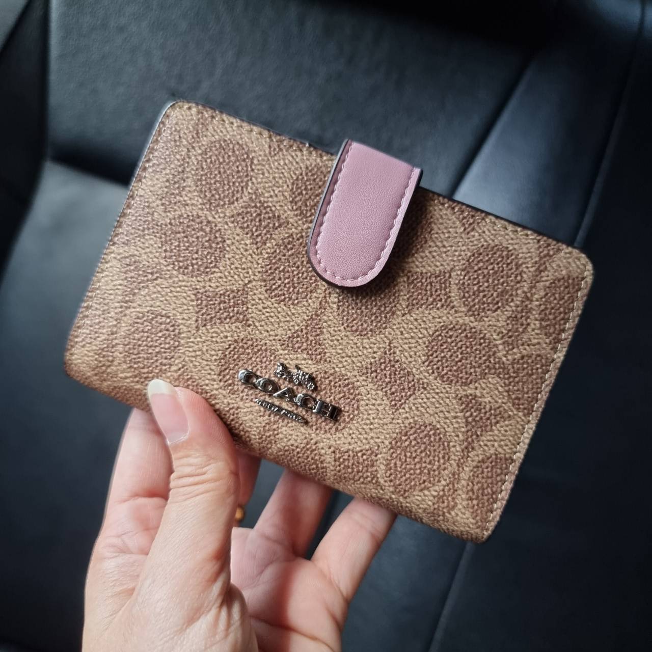 COACH F33034 MEDIUM CORNER ZIP WALLET IN COLORBLOCK SIGNATURE CANVAS กระเป๋าสตางค์ใบกลาง 👛 ขนาดกำลังเหมาะมือ วัสดุหนังแคนวาส ดูแลรักษาง่าย มีช่องใส่บัตรและธนบัตรครบ และช่องซิปแยกไว้ใส่เหรียญ สวยคลาคสิคแบบนี้เหมาะส่งต่อเป็นของขวัญที่สุดจ้า