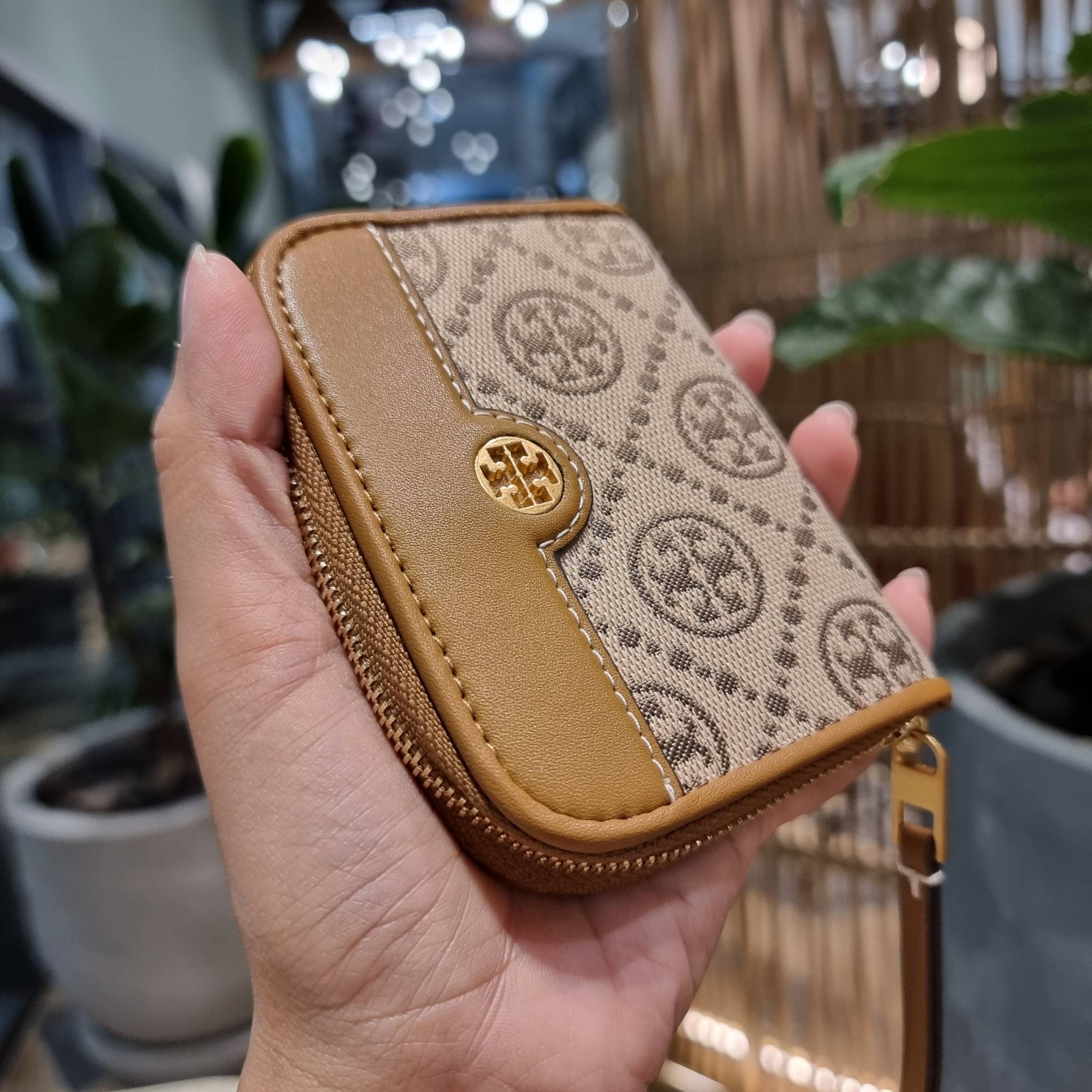 TORY BURCH T MONOGRAM ZIP COIN CASE จัดไปเลยจ้า กับกระเป๋าสตางค์รับทรัพย์ ใบสั้น สวยหรู ขนาดเหมาะมือ ถือแล้วขับผิว วัสดุผ้า jacquard ตัดสลับหนังแท้ รูดเปิด-ปิดด้วยซิป ภายในมีช่องใส่บัตร ใบนี้ใส่เหรียญ ใส่ธนบัตรได้ (พับ) พกพาได้สะดวก ไม่กินพื้นที่กระเป๋าใบ