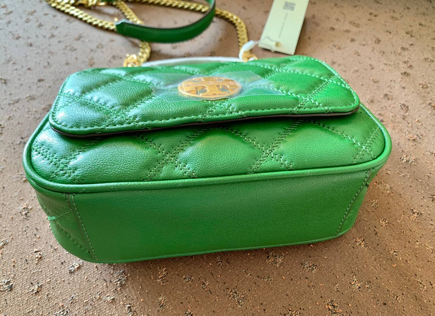 Tory Burch Willa Mini Top Handle Bag พร้อมส่งที่ไทย ใบจริงคือสวยสุดดไปเลยค่าา! กระเป๋าสะพายข้างหรือหิ้วก็เก๋ไปอีกเลยค่ะ! หนังแท้อย่างดี ลายนวมนิ่มมือดีมากค่ะ ด้านหน้ามีอะไหล่โลโก้แบรนด์ เปิดปิดกระเป๋าแบบกระดุมแม่เหล็ก ภายในสามารถใส่กระเป๋าเงินใบกลางได้;มื