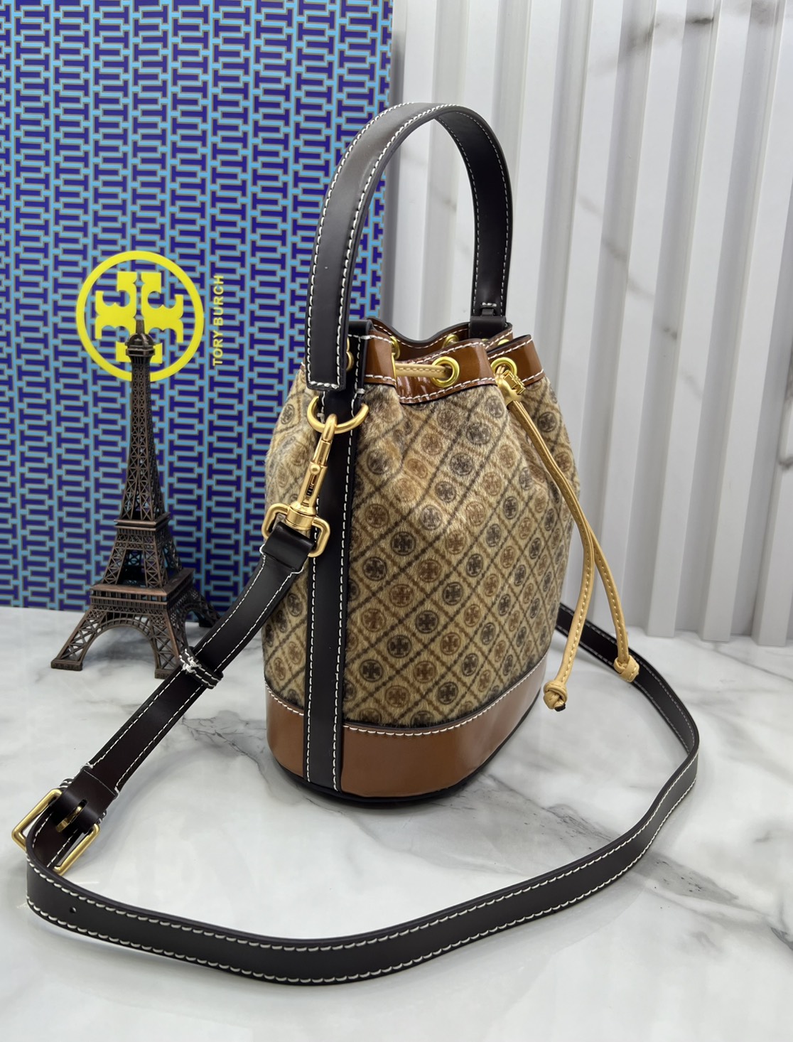 TOP ORI หนังแท้ | เกรดดีสุด TORY BURCH T Monogram Calf Hair Bucket Bag caramel brown colour-block panelled design ใหม่ล่าสุดได้สวยก่อนใคร กับกระเป๋าบัคเก็ตยอดฮิตดีไซน์ใหม่ แต่งโลโก้ด้วยขนเฟอร์สวยหรู โทนสีน้ำตาลขับผิว