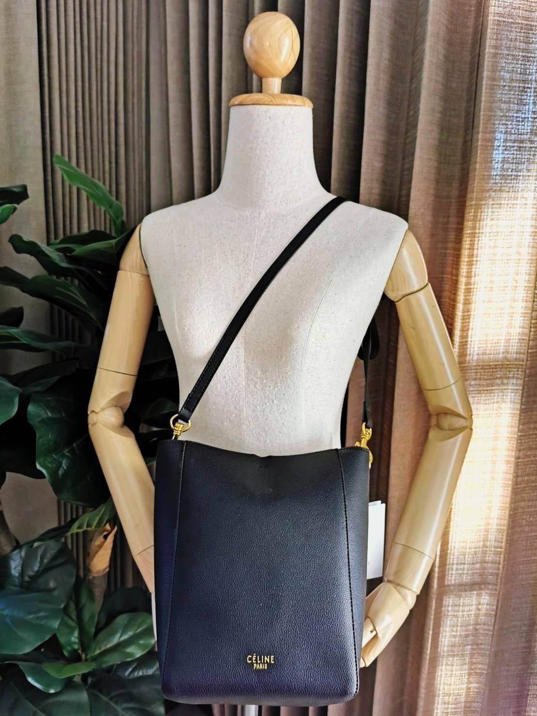CELINE TRIOMPHE BUCKET BAG VIP GIFT WITH PURCHASE (GWP) พรีเมี่ยมกิ๊ฟ Limited Edition จาก CELINE PERFUME DUTY FREE COUNTER วัสดุหนังแท้ CALFSKIN ดีไซน์ทรง Bucket ขนาดกำลังดี มาพร้อมใบเล็กด้านในแยกใช้ได้ น้ำหนักเบา ภายในกว้างใส่ของใช้ได้เยอะพร้อมสายสะพายให