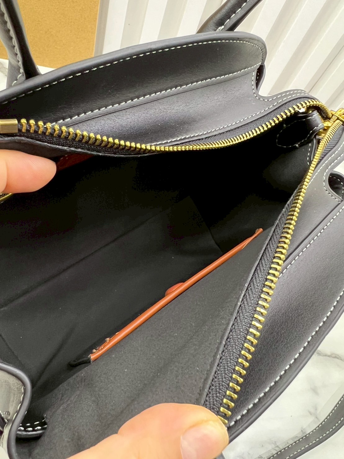 ORI หนังแท้ | Coach Soft Empire Carryall Bag 28 กระเป๋าสะพายทรงโฮโบ รุ่นใหม่ล่าสุด ดีไซน์เรียบง่าย สะพายไปคาเฟ่ ไปเที่ยวถ่ายรูปสวยๆ คือเหมาะสุดๆ หูสะพายยาว พอดีไหล่ ภายในแบ่งสัดส่วนไว้ดี ใบจริงหนังสวยมากๆ