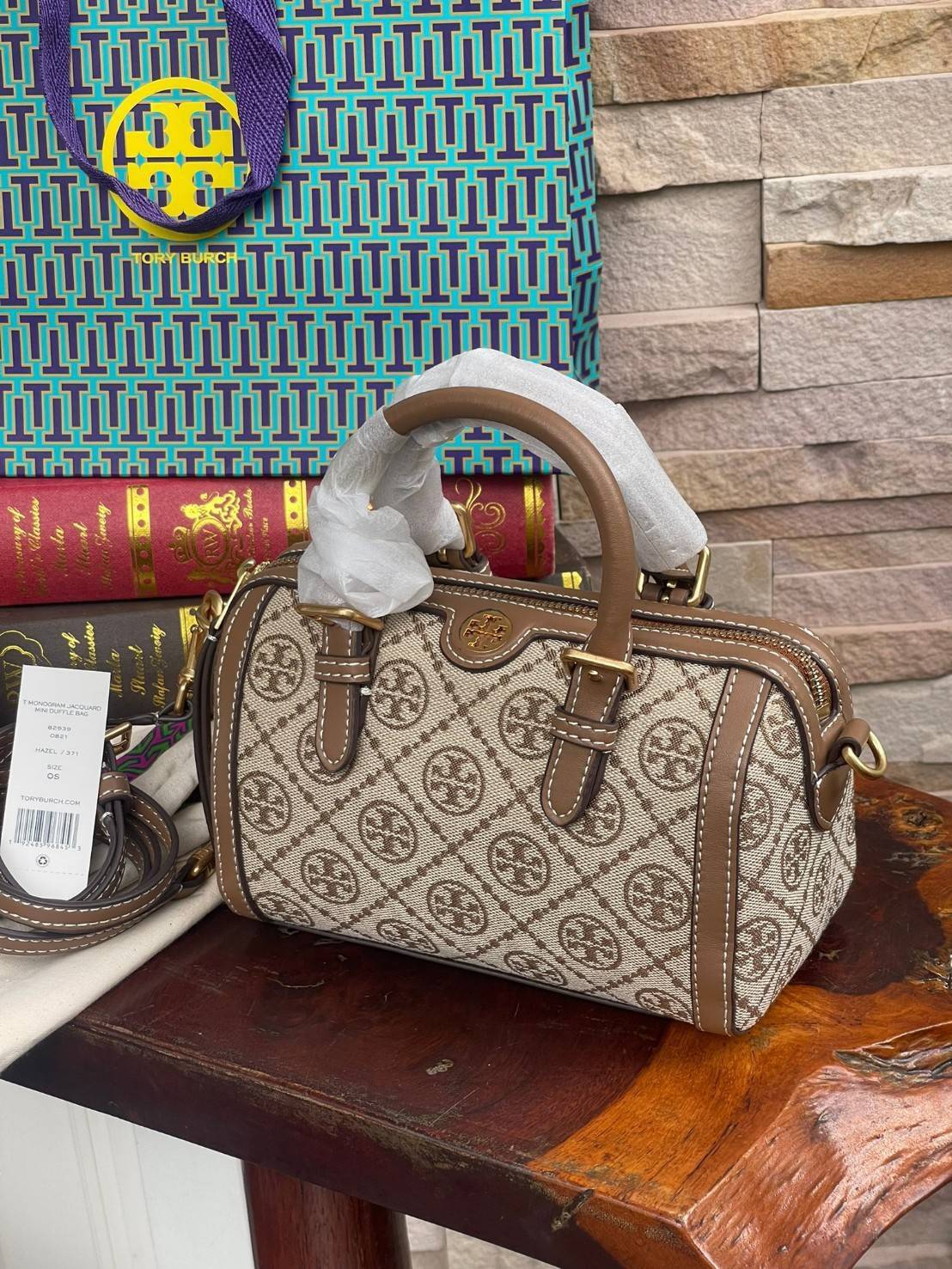 small: Tory burch T Monograme Jacquaed Mini Duffle Bag เป็นทรงกระเป๋าที่มีความฮอตฮิตตลอดกาล ด้วยรูปทรงคลาสสิคและเหมาะใช้งานเข้ากับทุกสถานการณ์ ไม่ว่าจะเป็นกระเป๋าสะพายไหล่ เพิ่มความคล่องตัวและเข้าได้กับทุกลุค ไม่ว่าจะเป็นวันสบายๆ หรือวันที่ต้องออกไปทำกิจก