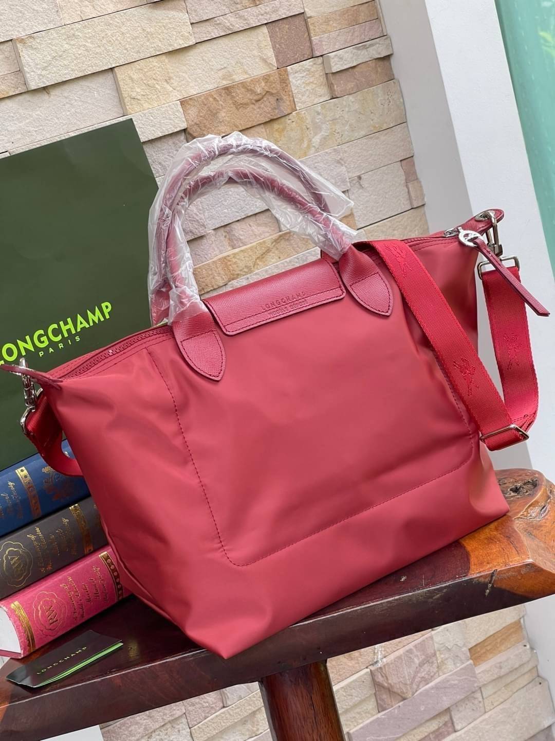 8สี พร้อมส่ง Longchamp LE PLIAGE NÉO TOP HANDLE BAG (medium size) อีกหนึ่งรุ่นยอดนิยม ที่สาวๆ ต้องมีไว้เก็บไว้สักใบ กระเป๋าโท้ทใบนี้ มาพร้อมกับสีที่มีสไตล์เรียบง่าย มีสายสะพายยาวปรับสั้นยาวได้ช่วยให้คุณสามารถสะพายไหล่ได้อย่างสบาย ในตัวสายปักโลโก้อันเป็นสั