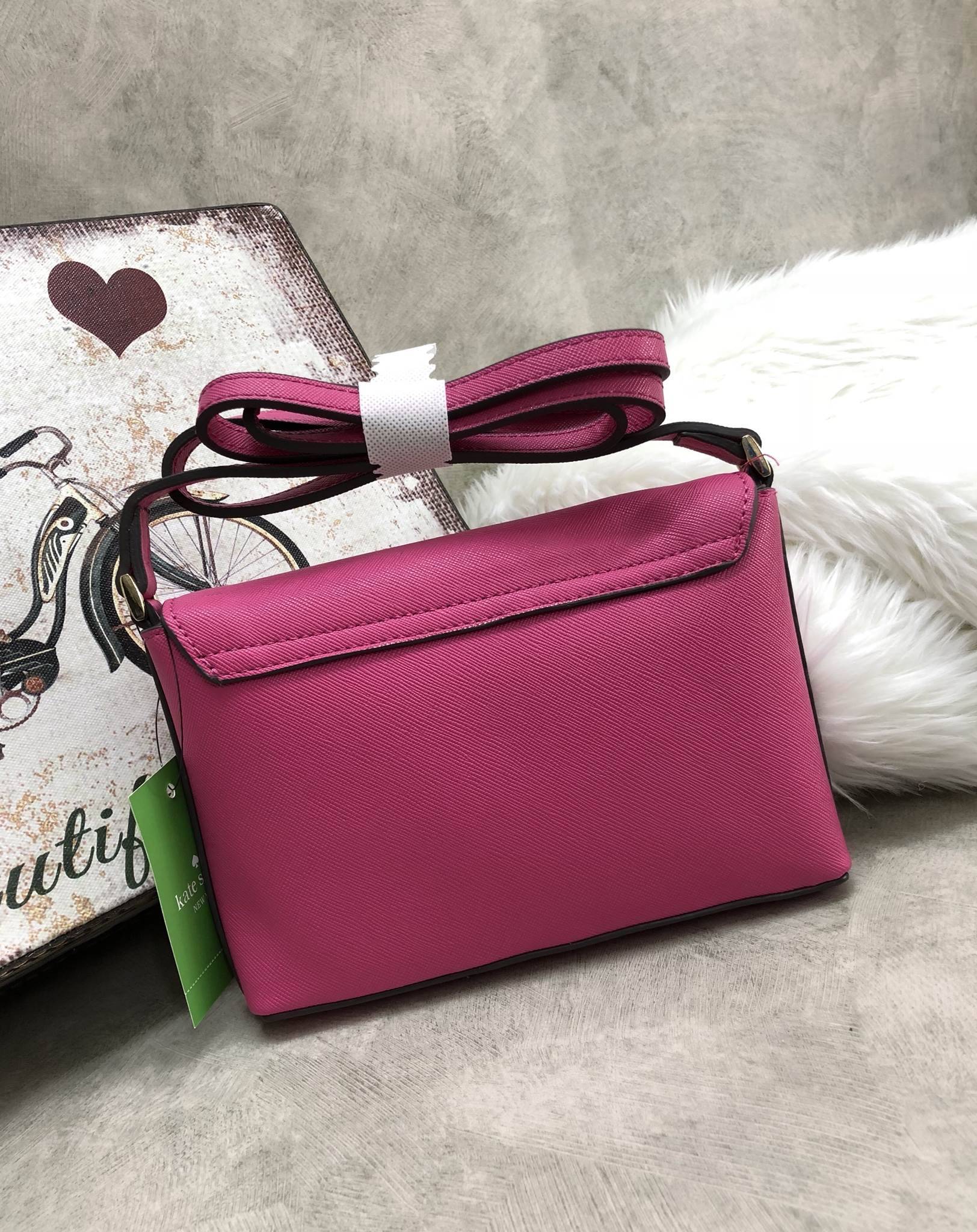 New in !!! รุ่นหายาก Kate spade new york crossbody bag พร้อมส่งค่ะ กระเป๋าสะพายข้างแบบครอสบอร์ดี้ วัสดุหนังซาฟเฟียโน่ ทรงเก๋ เปิดปิดกระเป๋าแบบตัวล็อคอะไหล่แบรนด์ทองหรูมากๆ ด้านในโล่ง ใส่มือถือ i6,6splus,7,7plus,8,plus,iX,สมุดธนาคาร บอกเลยได้เยอะจ้าา มีช่อ