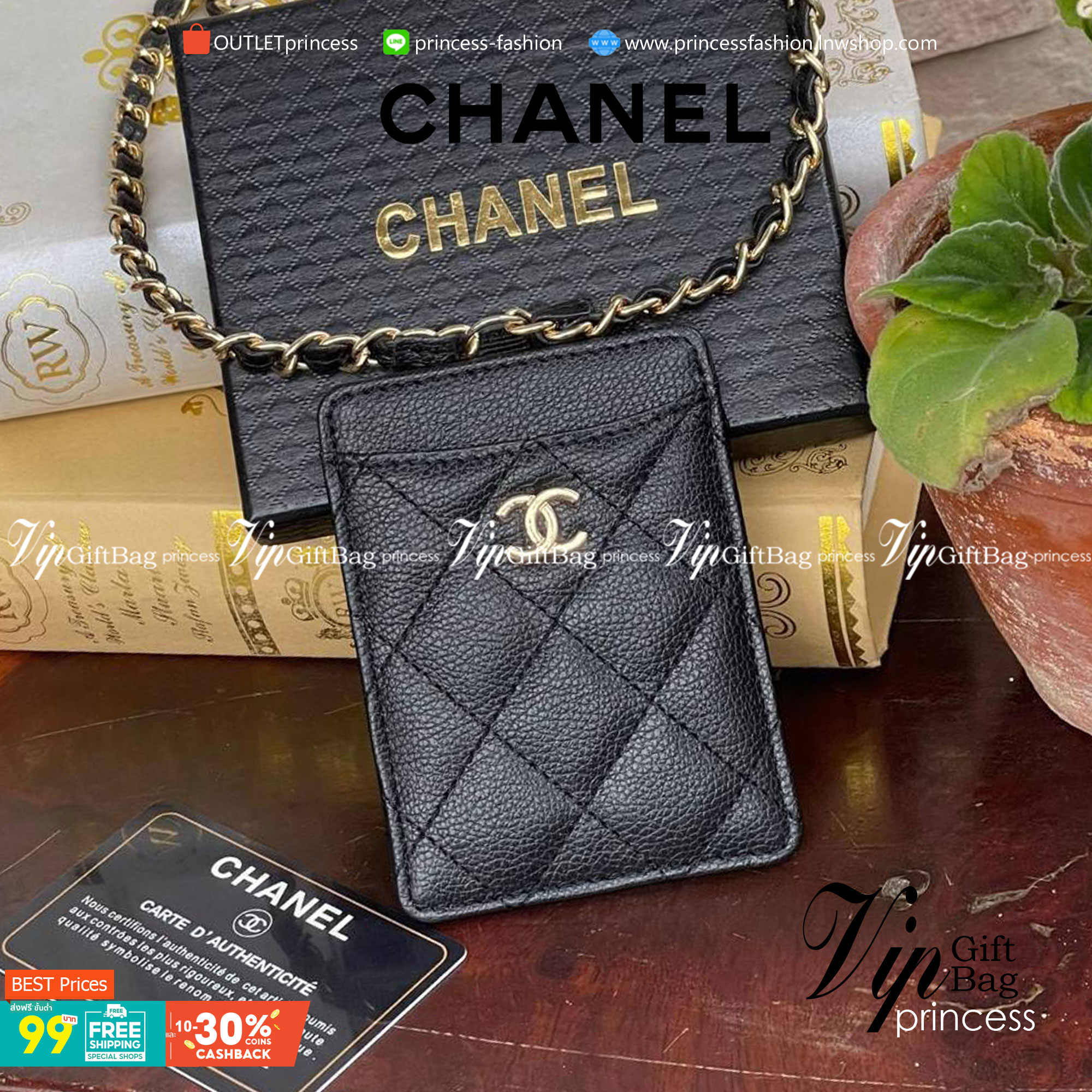 CHANEL Caviar Quilted Card Holder On Chain สายคล้องคอใส่บัตรรุ่นนี้การออกแบบเรียบง่ายแต่ดูแพงใส่การ์ดได้ทั้งด้านหน้า ด้านหลัง ตรงกลางมีช่องเพิ่มให้อีก1ช่อง ด้านหน้าประดับโลโก้ชาแนล ลายหนังคาเวียร์ ดูดีมีซิกเนเจอร์สุดๆ ใช้แล้วมีเอกลักษณ์ มาพร้อมกับสายโซ่ร้