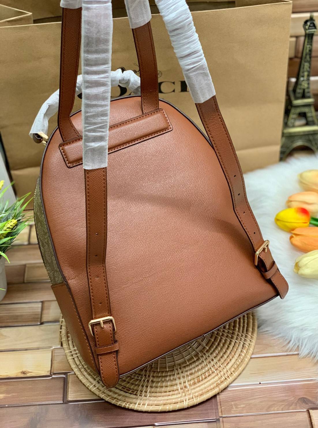 COACH JORDYN BACKPACK IN BLOCKED SIGNATURE ((76622//76624//76715)) พร้อมส่ง กระเป๋าสะพายหลังแบบมีหูหิ้ว หนังแท้ หนังนิ่มอย่างดีเลยค่า ด้านหน้ามีช่องซิปหนึ่งช่องสำหรับใส่ของจุกจิกนะคะ เปิดปิดช่องหลักแบบซิปคู่ หัวซิปมีหนังห้อยมาให้ ภายในกระเป๋าโล่งใส่สัมภาร