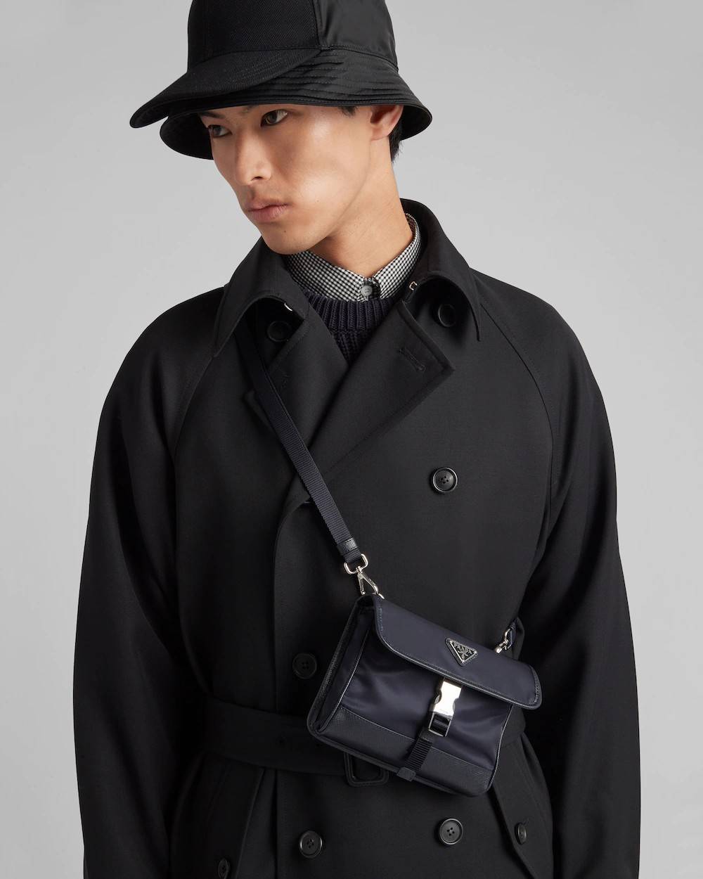 PRADA RE-NYLON AND SAFFIANO LEATHER SMARTPHONE CASE / PRADA Messenger Bag กระเป๋าสะพายสปอร์ต ดีไซน์หรู เรียบง่าย ดูแพง น้ำหนักเบา สายสะพายถอดออกได้