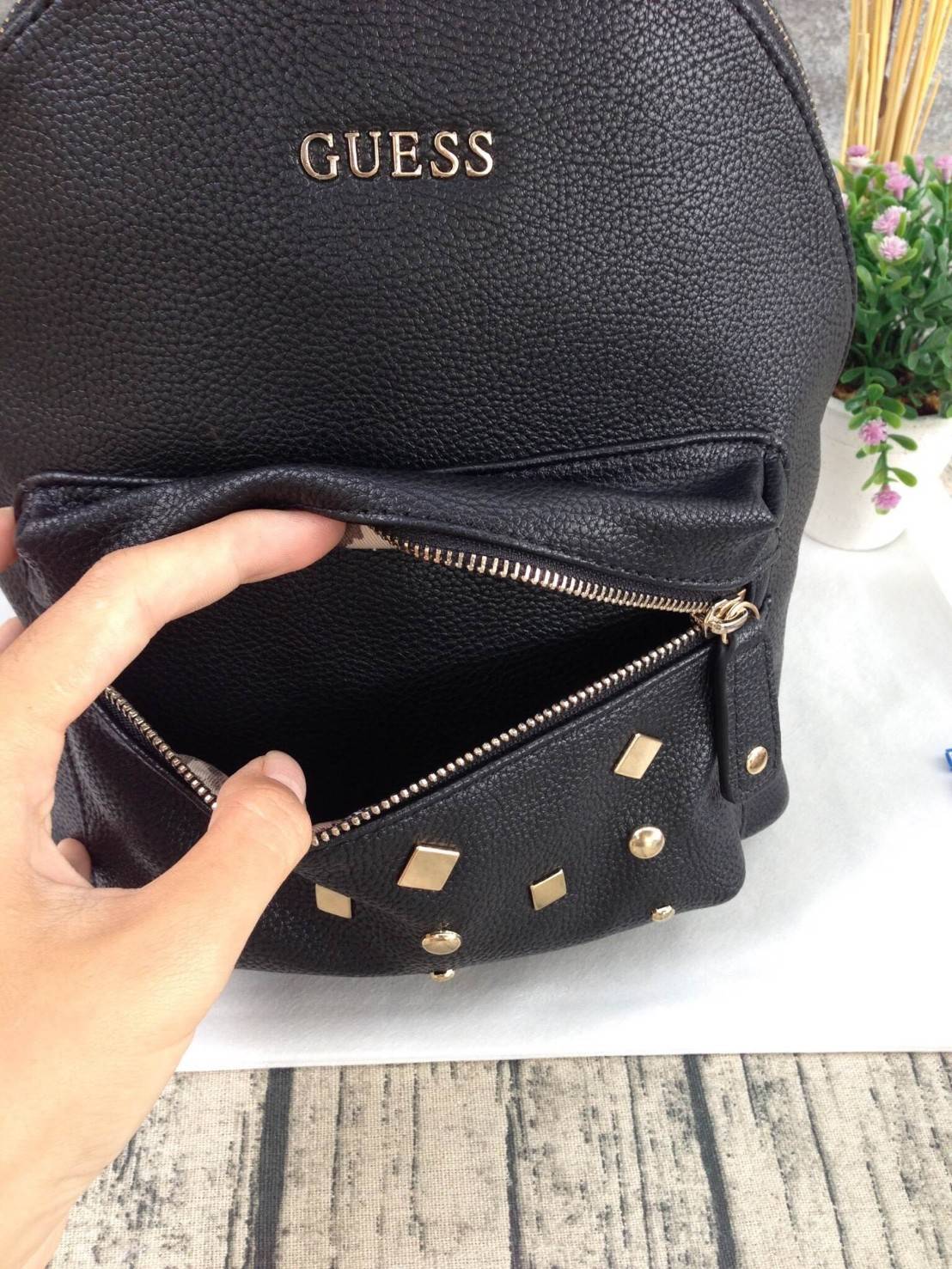 GUESS CANSON BACKPACK ของแท้❗️กระเป๋าเป้หนังเนื้อนิ่มสัมผัสคล้ายหนังแท้ ด้านหน้าแต่งหมุดกิ๊ปเก๋ เปิดปิดด้วยซิปสะดวกใช้ ด้านในบุผ้าแบรนด์ มีช่องใส่ซิปและช่องใส่ของจุกจิก ขนาดกำลังดีค่ะ น้ำหนักเบา สีสวย สายสะพายปรับได้ฟรีเลยค่าใบนี้ แนะนำมากๆค่า