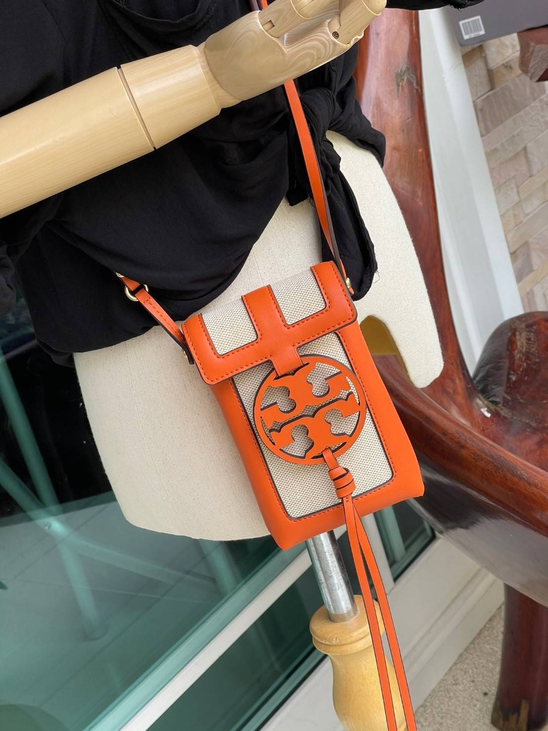 ของแท้ 💯% Tory Burch Miller Leather & Canvas Crossbody Phone Case ขึ้นชื่อว่ากระเป๋าสำหรับใส่มือถือหรือของจุกจิกต่างๆ โดยให้เหมาะกับการใช้งานนั้นมีไม่มาก คอลเลคชั่นนี้ออกมาเพื่อเอาใจสาวๆโดยเฉพาะ สีสันสุภาพ