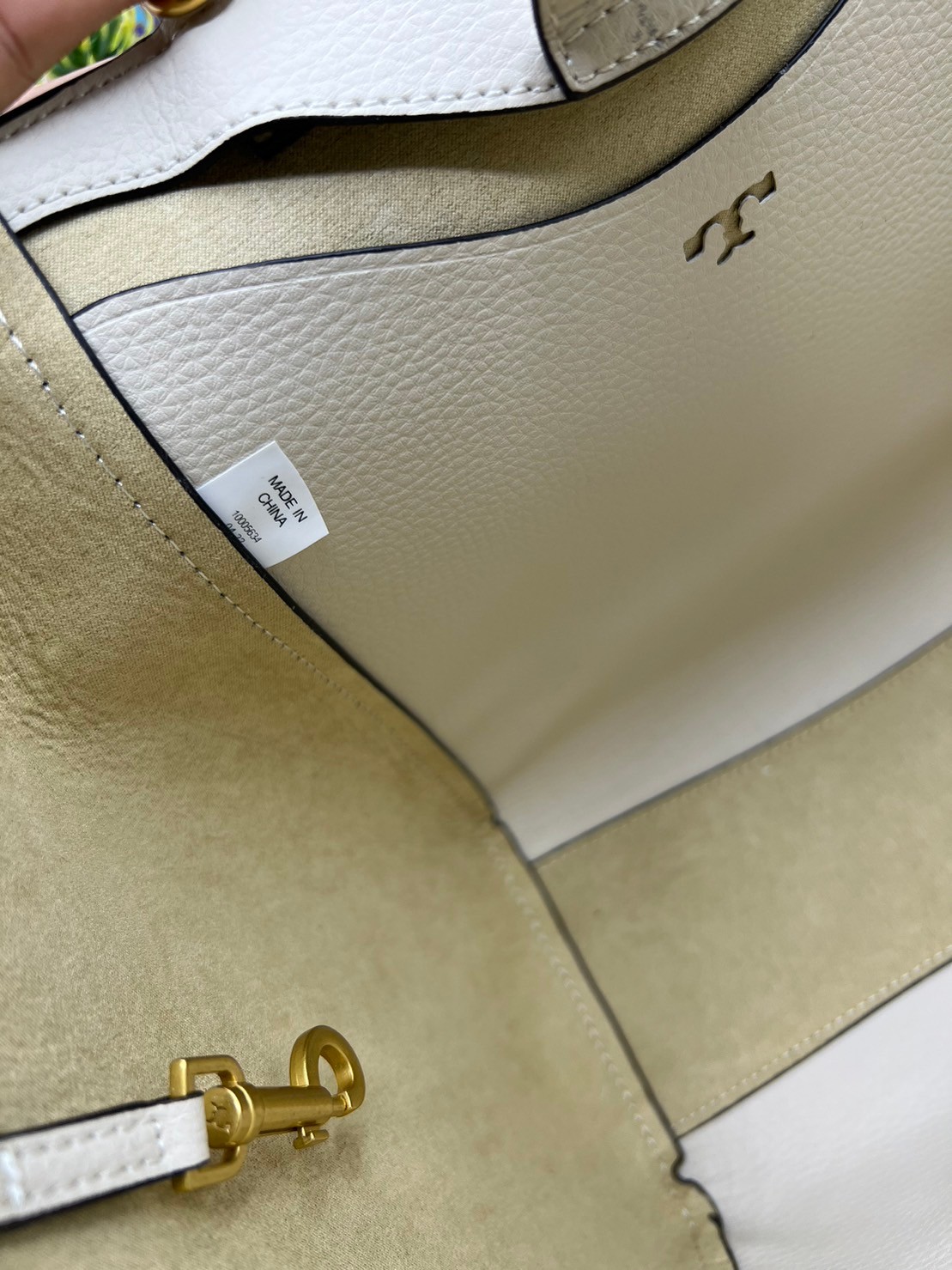 Tory Burch McGraw Leather Tote Bag / Tory Double T Tote Bag / TORY TOTE BAG พร้อมส่ง 4 สี กระเป๋าสะพายทรงโท้ท จุของได้เยอะใบนี้ตอบโจทย์ได้ดีมาก โทนสีเรียบง่าย แฝงไปด้วยความดูดี สุขุมและเป็นผู้ใหญ่