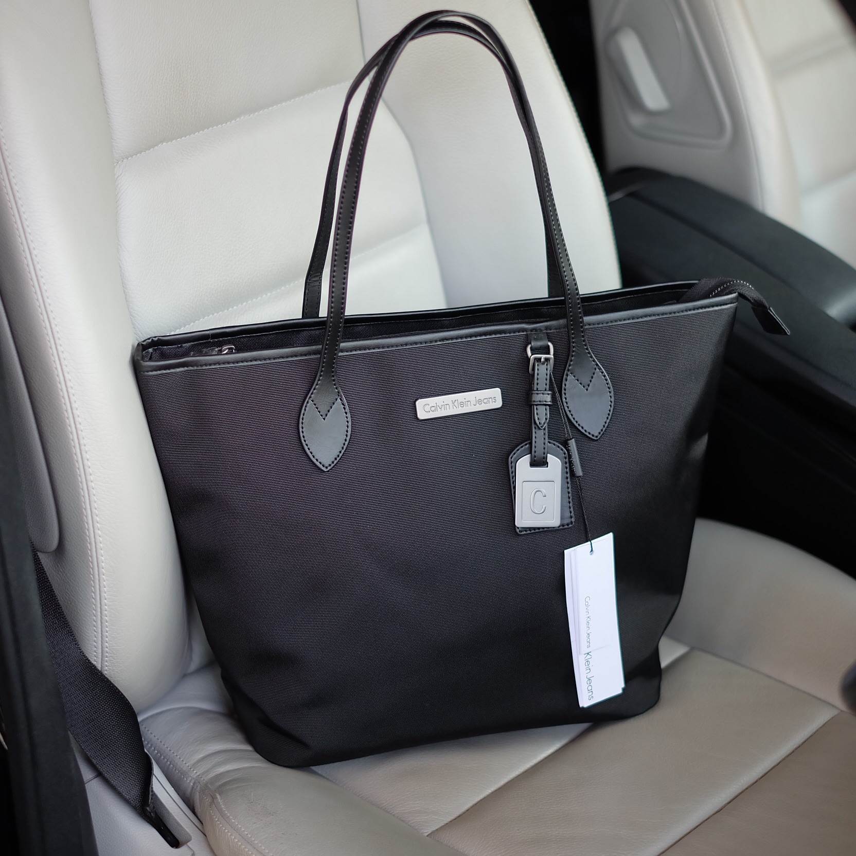 รุ่นหายาก !!! จากแบรนด์ Calvin Klein Jeans ตัวกระเป๋าหนัง Poly ester ลายหนังสวยมากๆคะ มาพร้อม ป้าย tag หนังแบรนด์ สวย เรียบ หรู รุ่นนี้ ขนาด วัดความยาว ปากกระเป๋า 40xวัดความยาวจากก้นกระเป๋า 30xสูง 30 xฐาน 15 cm.สายยาว 22cm. สะพายไหล่ได้สบายคะ