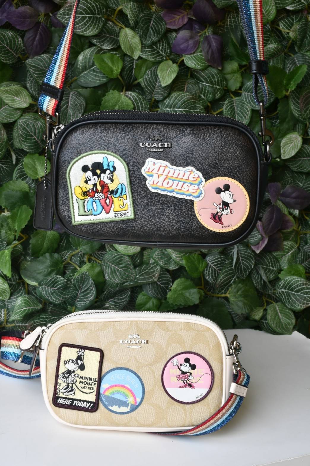 COACH MINI CROSSBODY MINNIE POUCH BAG กระเป๋าสะพาย size mini 2 zip วัสดุหนังลาย signature แต่งลาย minnie เพิ่มความน่ารัก limited edition เปิด - ปิดด้วยซิป แบ่ง 2 ช่องใหญ่ ภายในโล่ง ใส่ wallet กลาง มือถือได้ทุกรุ่น และของใช้จุกจิก พร้อมสายยาวถอด ปรับได้ค่ะ
