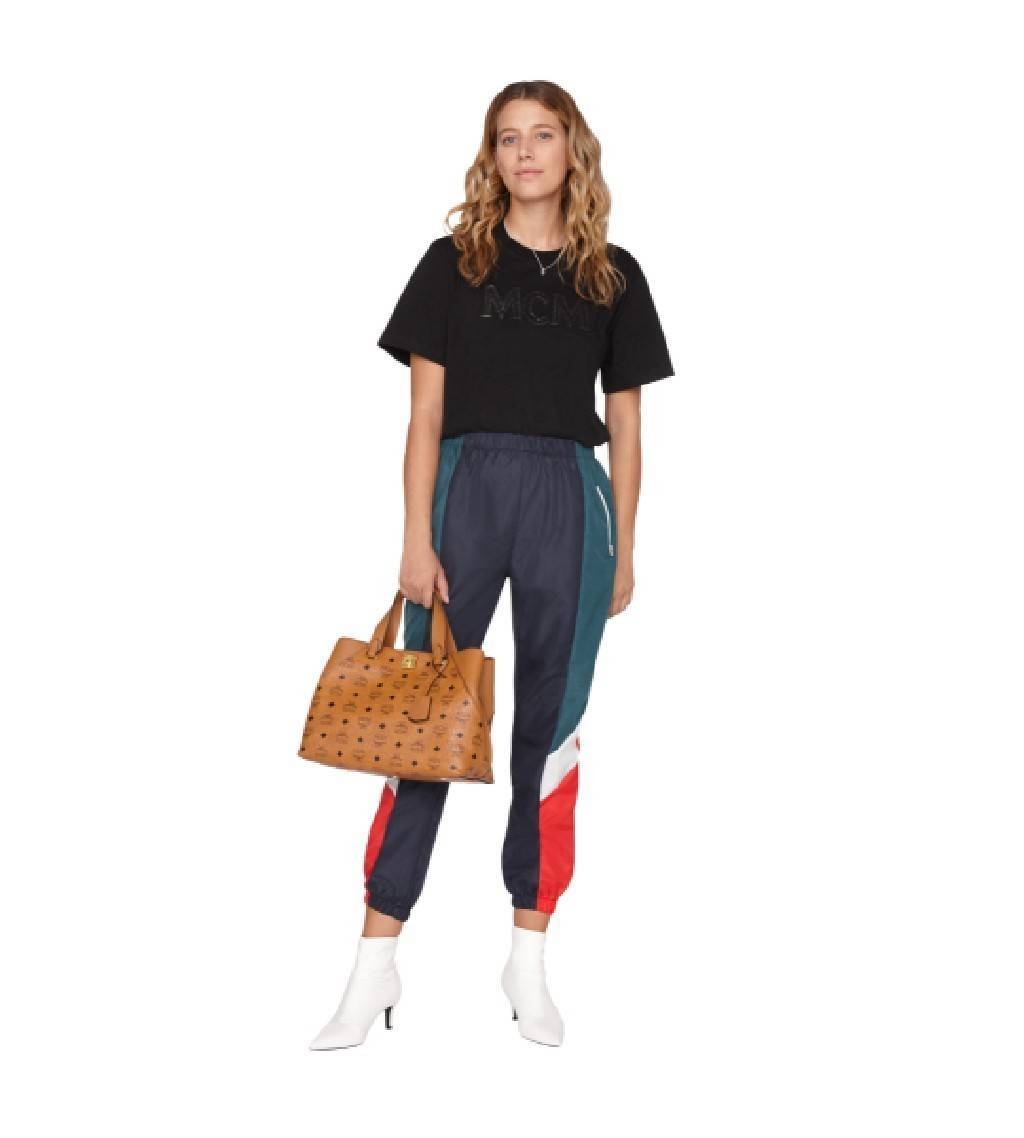 M.C.M ESSENTIAL TOTE IN VISETOS ความจุใจมาพร้อมเสิร์ฟแล้วจ้า ใครที่มองหากระเป๋าทรงโท้ทจุๆ ต้องใบนี้เลย!! กระเป๋าสะพายไหล่/ข้าง ดีไซน์ทรงสวยน่าใช้ วัสดุหนังแคนวาสสลับหนังแท้ ปากกระเป๋ามีตัวบิดล็อคแน่นหนากันของหล่นออกจากกระเป๋า ภายในโล่งกว้าง แบ่งสัดส่วนอย่