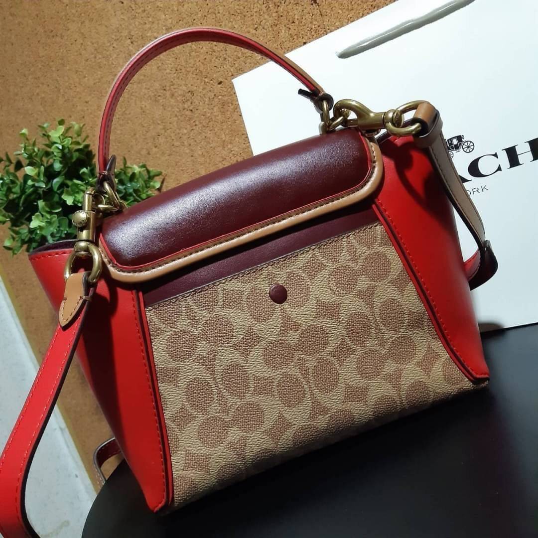 COACH COURIER CARRYALL 23 IN COLORBLOCK SIGNATURE CANVAS พร้อมส่ง 7 แบบ พร้อมส่ง ลุคดูไฮสุดๆค่ะ! กระเป๋าสะพายหนังหรูหราและคลาสสิค หนังแท้ชั้นดีที่สุด น้ำหนักเบา หนังสวยมากก สัมผัสแล้วหลงรักแน่นอนจ้าา😘