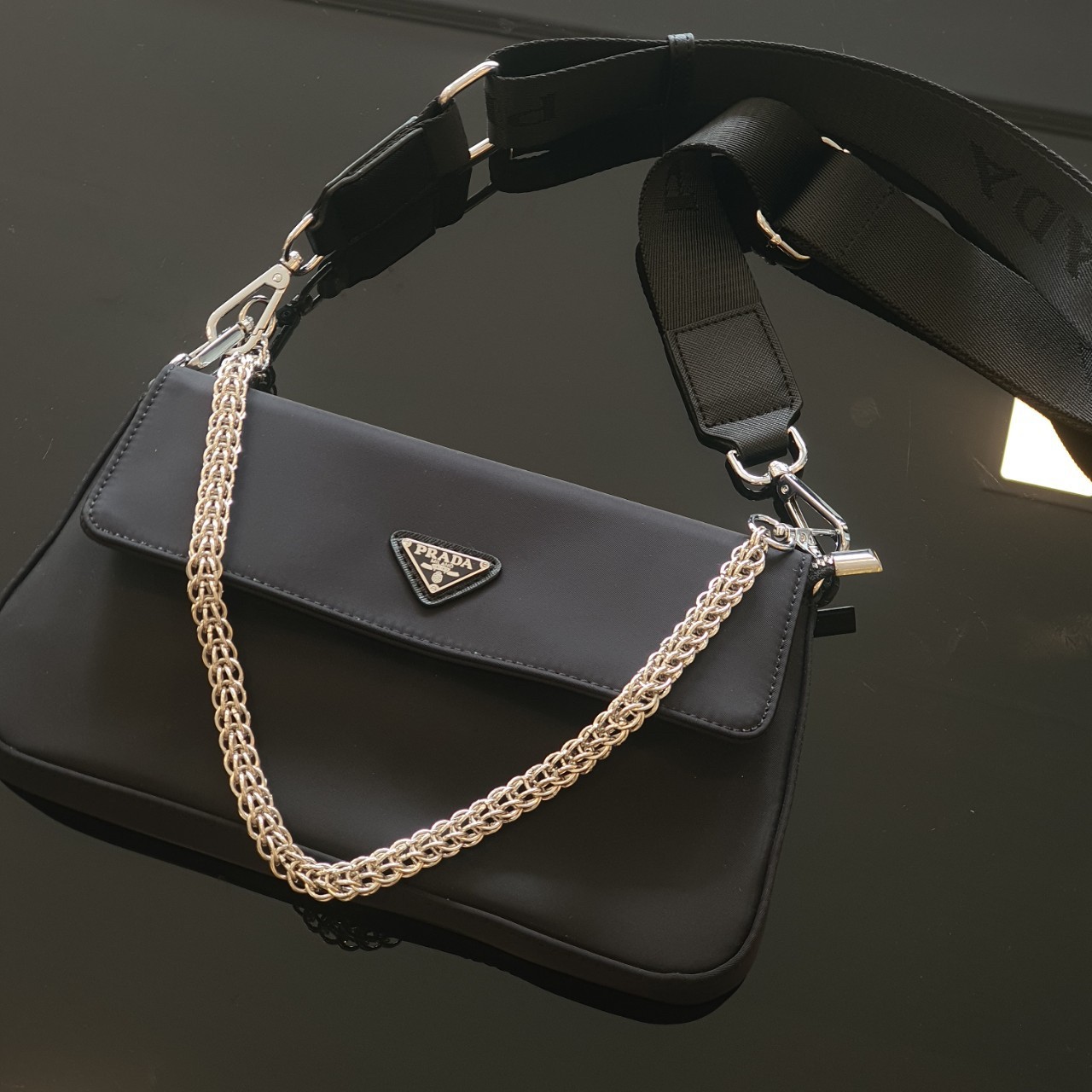 Prada nylon crossbody bag พร้อมส่งรุ่นใหม่ New Arrival จากแบรนด์ Prada ทรง shoulder bag ทรงยอดฮิตของคุณผู้หญิงเลยค่ะ มาพร้อม2สาย สายสปอร์ตและสายโซ่ วัสดุทำจากผ้าNylon อย่างหนา กันน้ำได้คะ