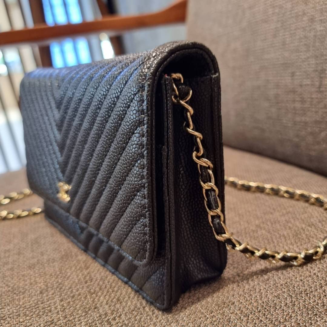 VIP 🥂 CHANEL WOC ลายวียอดฮิต กระเป๋าสะพายข้างหนังลายคาร์เวีย มาพร้อมโซ่สะพายในตัว (ถอดออกไม่ได้) อะไหล่ทองเรียบหรู ดูผู้ดี้ ผู้ดี!! เปิด-ปิดกระเป๋าด้วยกระดุมแม่เหล็ก ภายในกระเป๋าเป็นช่องโล่ง มีช่องแยก 1 ช่อง ช่องซิปกลางอีกช่อง ส่วนด้านหลังก็ยังมีอ