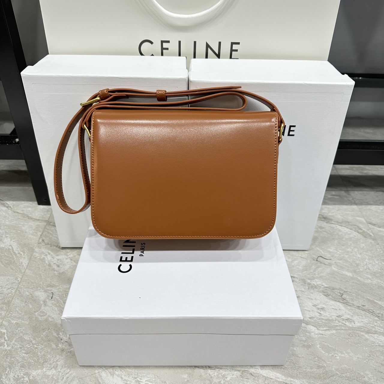 ORI หนังแท้ | 9" CELINE CLASSIQUE TRIOMPHE bag in natural leather กระเป๋าสะพายรุ่นยอดนิยม ด้วยรูปทรงสี่เหลี่ยมผืนผ้า ดีไซน์คล่องตัวถ่ายทอดให้เห็นถึงแก่นแท้ของสไตล์